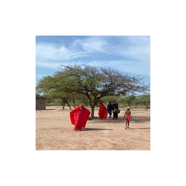 villaggio wayuu nel deserto della guajira, popolazione in abiti tradizionali durante il rituale della danza