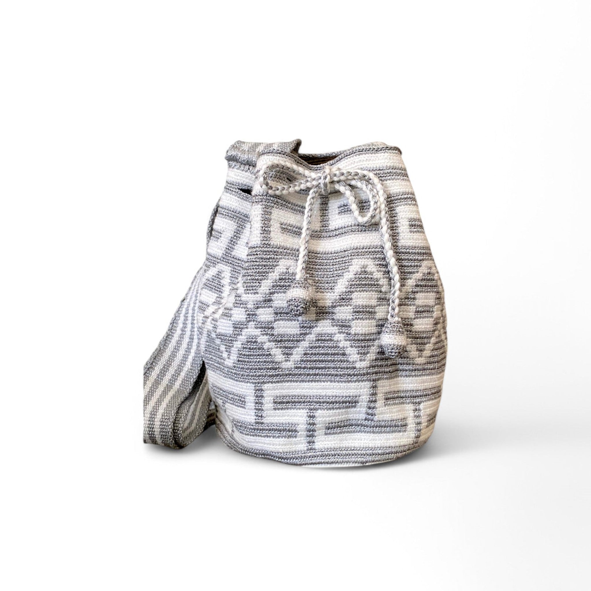 Borsa Wayùu Argentide Shiny, mochila artigianale in cotone con dettagli scintillanti, tessuta a mano da artigiane colombiane