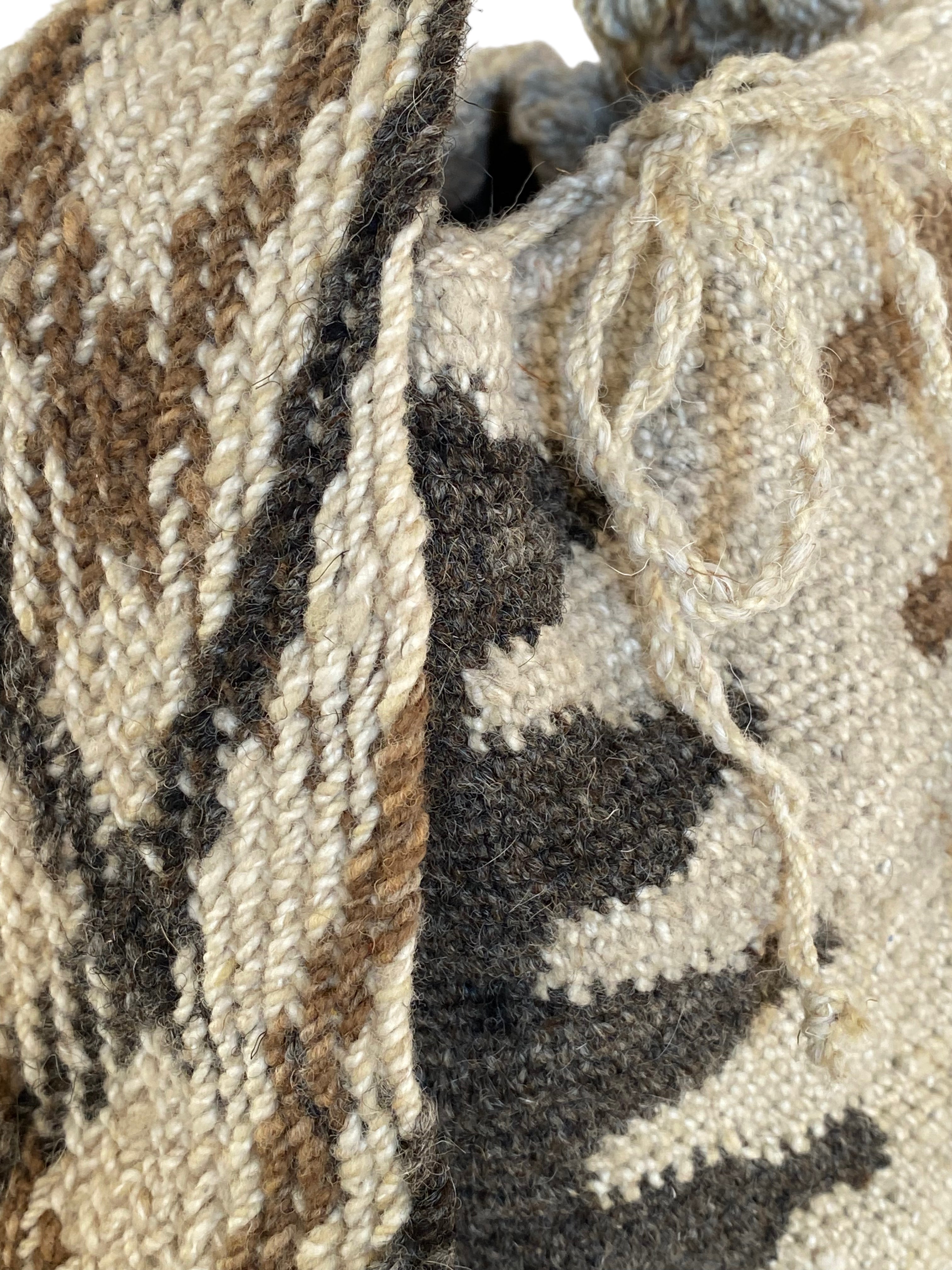 Sierra Bags, Borsa a secchiello , artigianale in pura lana intrecciata a mano dalle donne indigene delle Ande colombiane. Tonalitá calde, Ecrue, tortora, natuale, beige, marrone.