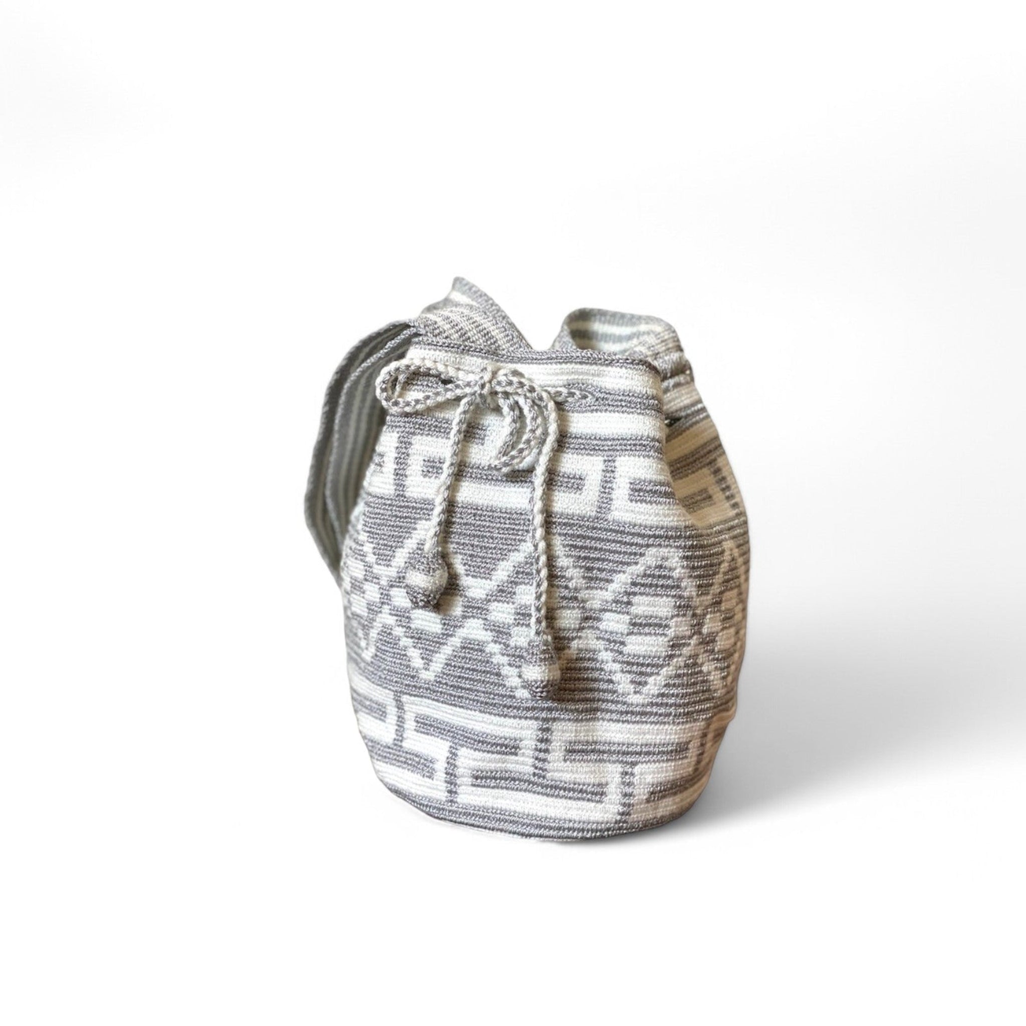 Borsa Wayùu Argentide Shiny, mochila artigianale in cotone con dettagli scintillanti, tessuta a mano da artigiane colombiane