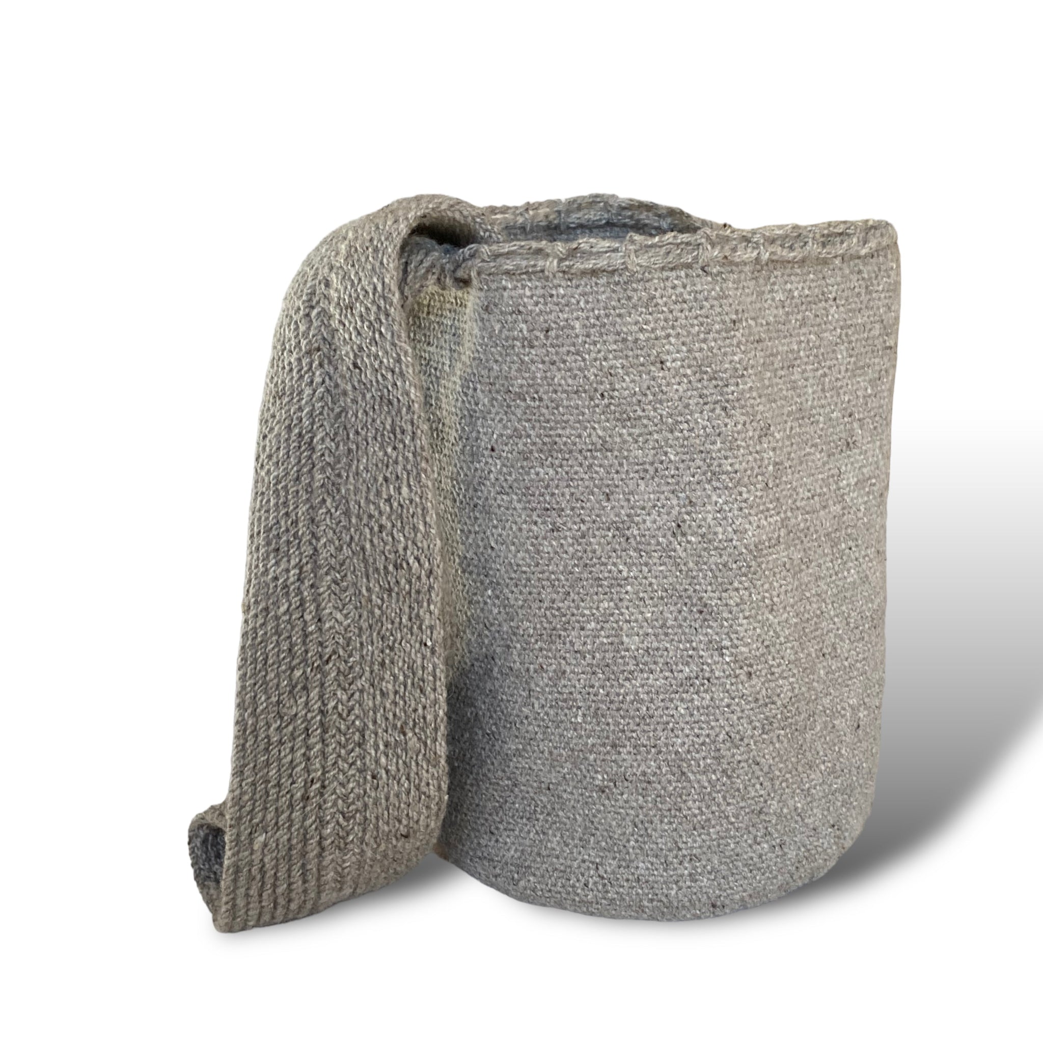 Sierra Bag, borsa secchiello artigianale, all' uncinetto, in pura lana tessuta a mano dalle donne indigene delle Ande colombiane. Grigio