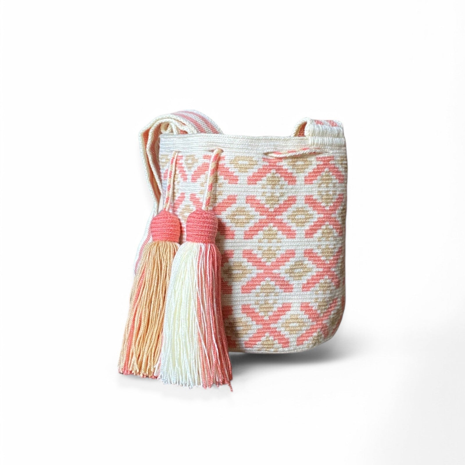 Mochila Wayùu piccola Lolita - Tejada, borsa secchiello, uncinetto artigianale in cotone con motivi etnici, tessuta a mano da artigiane colombiane. Bianco e salmone