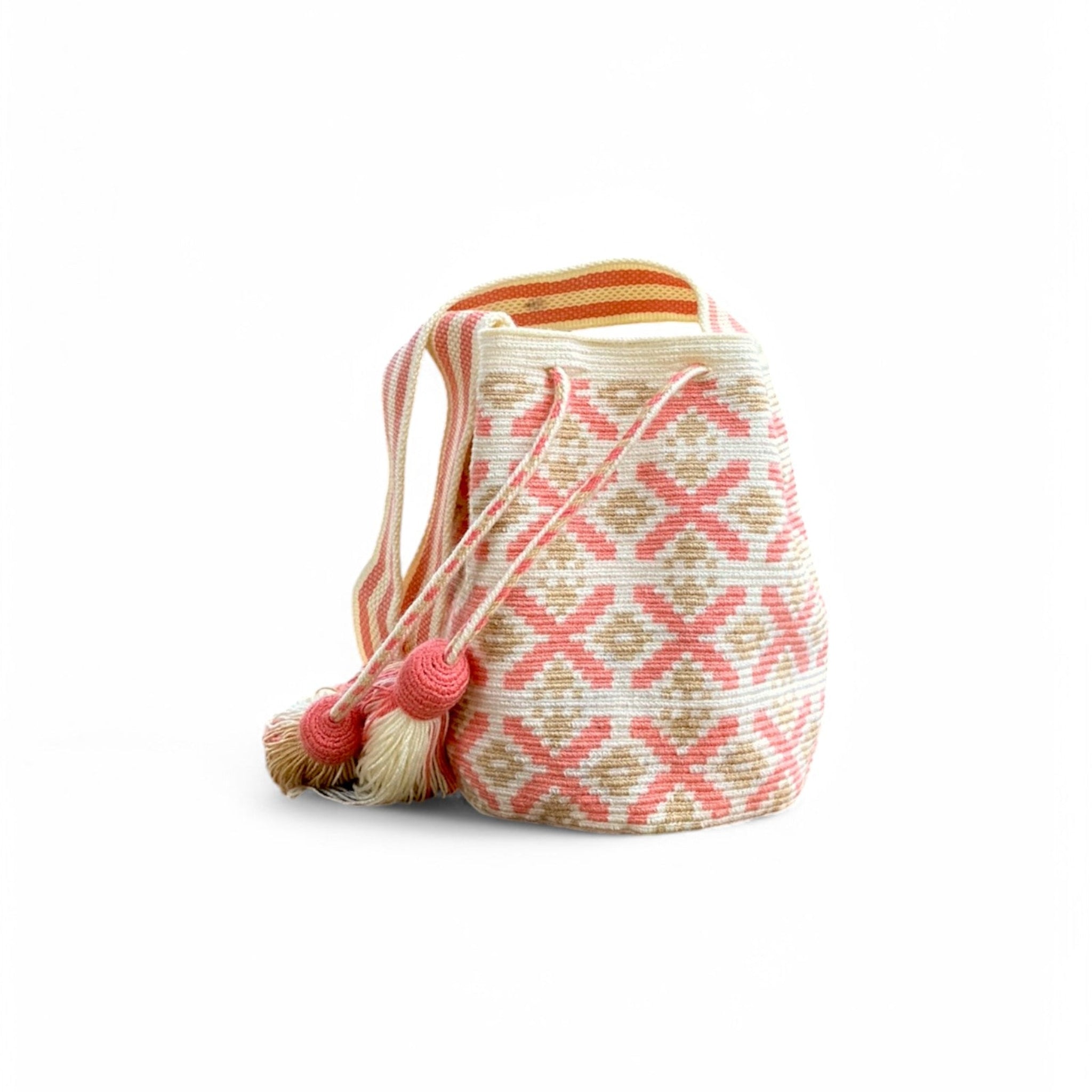 Mochila Wayùu piccola Lolita - Tejada, borsa secchiello artigianale in cotone con motivi etnici, tessuta a mano all'uncinetto da artigiane colombiane. Bianco, ecrue, beige, salmone. tracolla telaio a mano