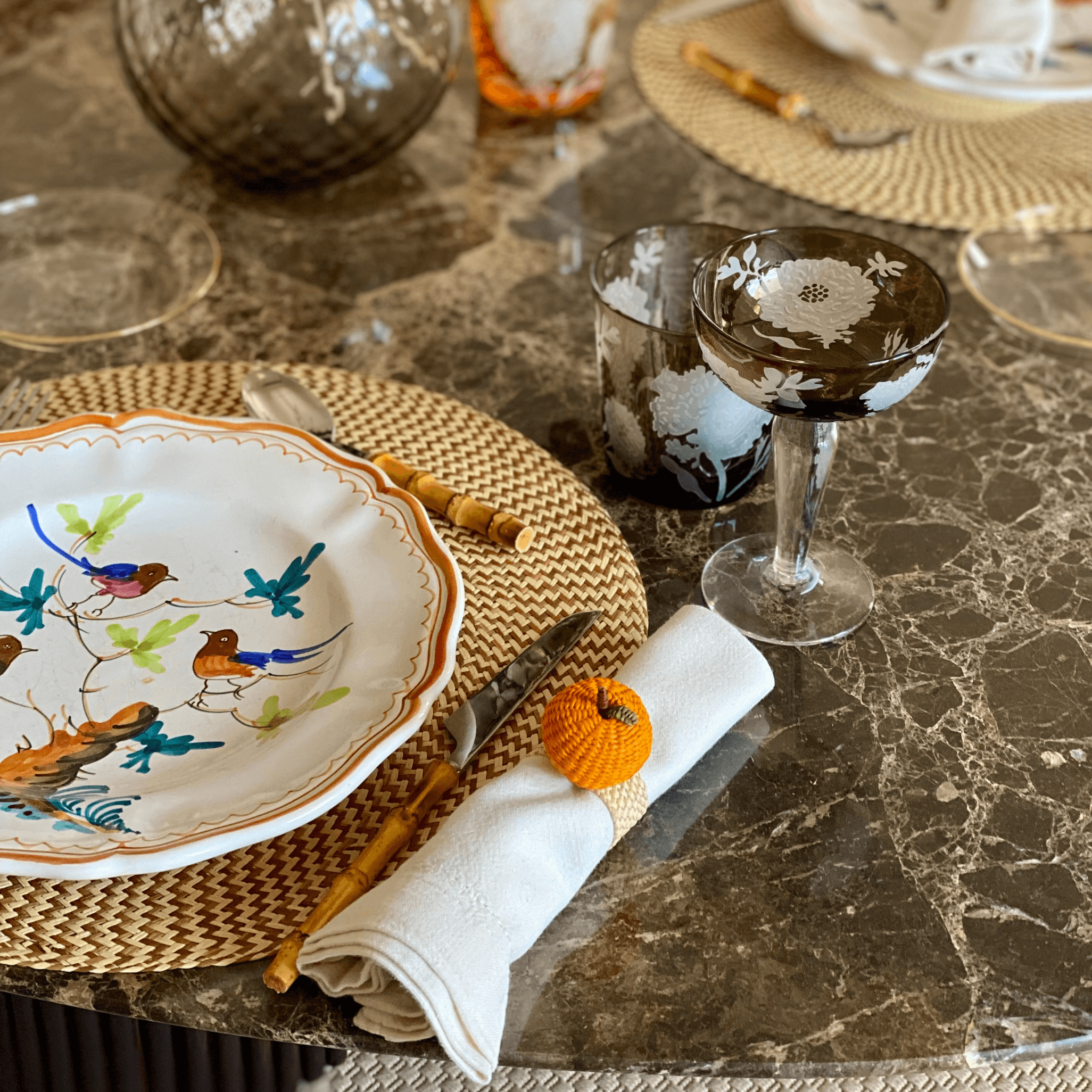 Decorazione per mise en place: portatovagliolo arancia in palma Iraca intrecciata.