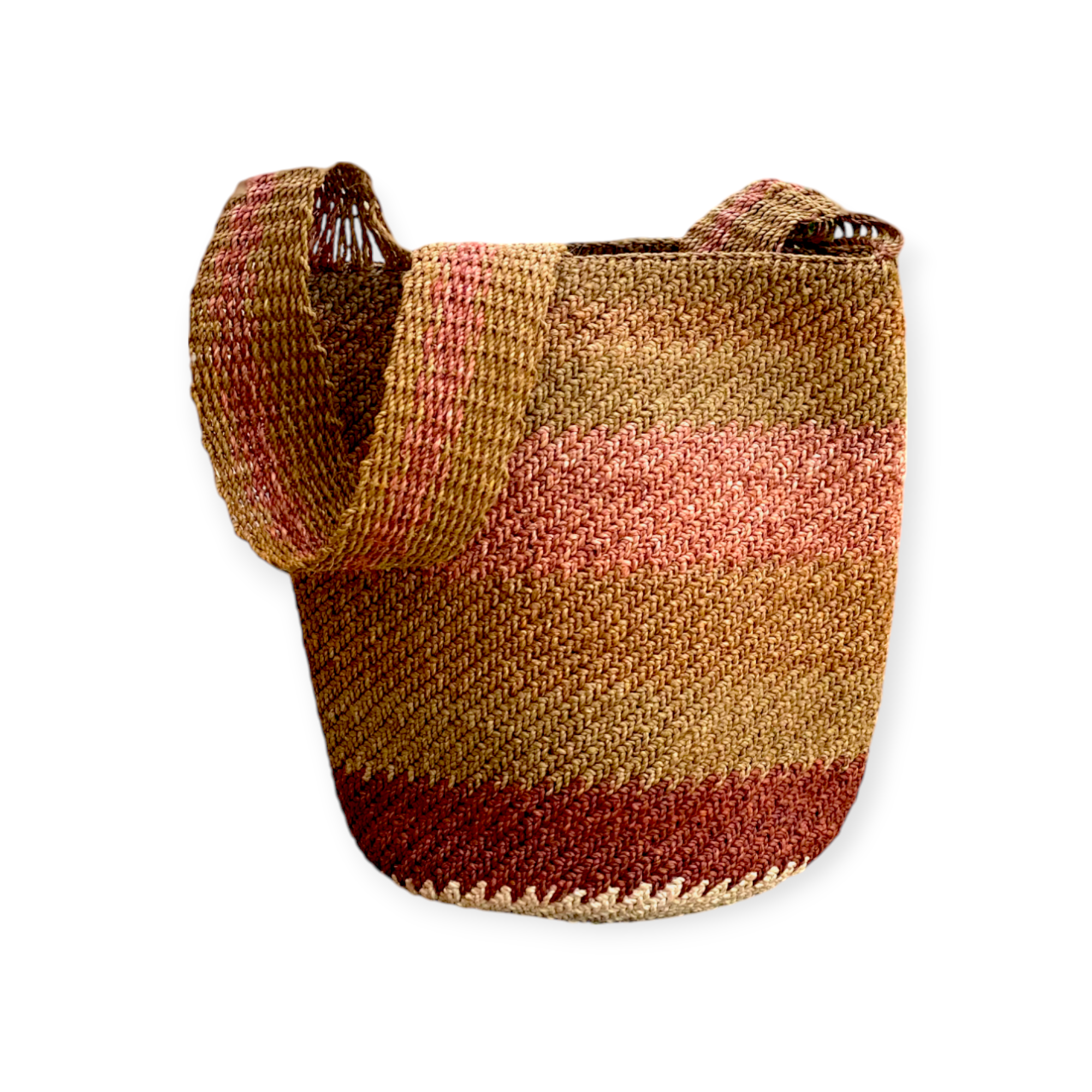 Borsa secchiello rigida in fibra di palma Chambira, intrecciata a mano dalle comunità Murui Huitoto dell’Amazzonia colombiana. Toni caldi, sfumature marrone