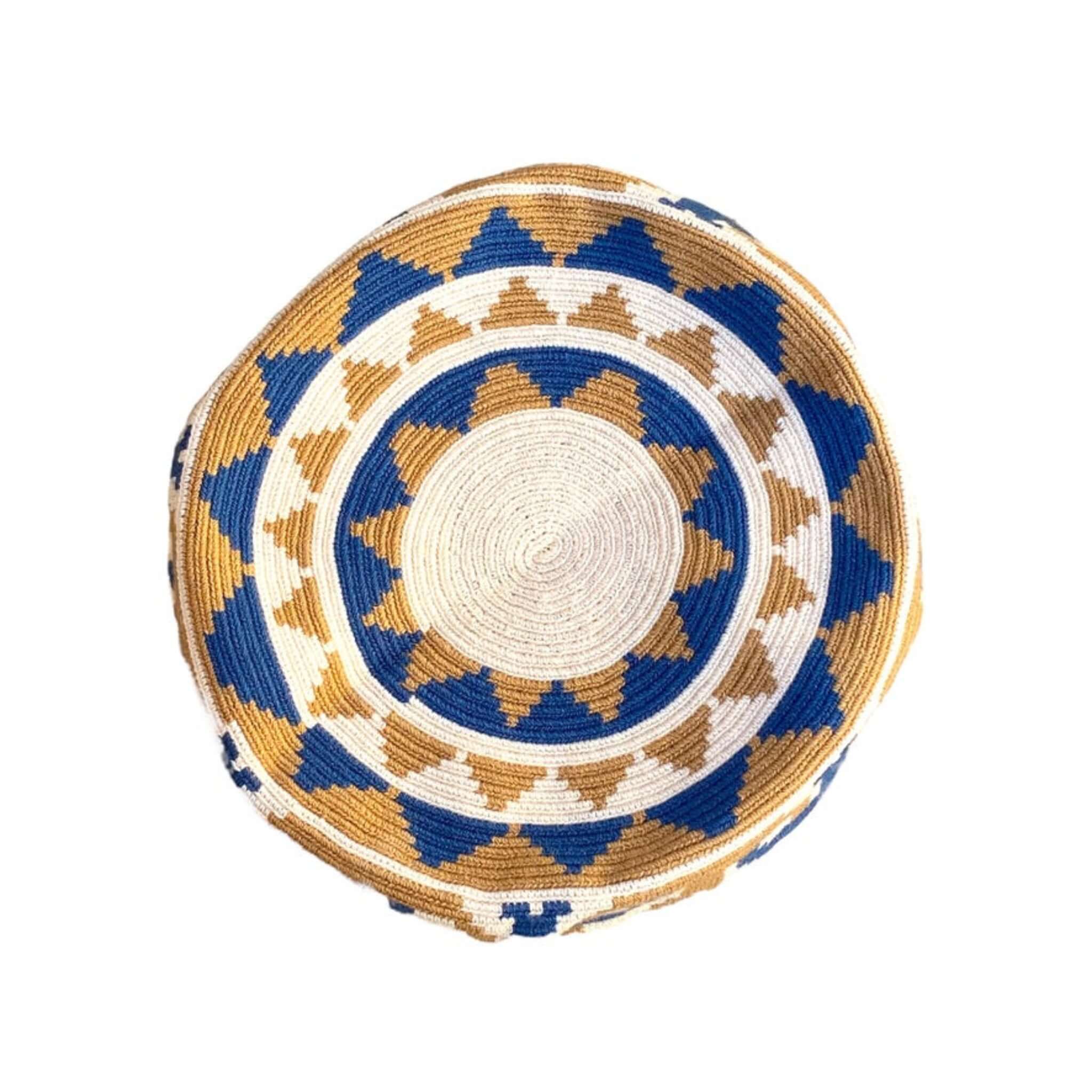 Base Mochila Wayuu Paraná grande con motivi geometrici nei toni naturali beige, blu e crema, realizzata a mano con uncinetto tradizionale