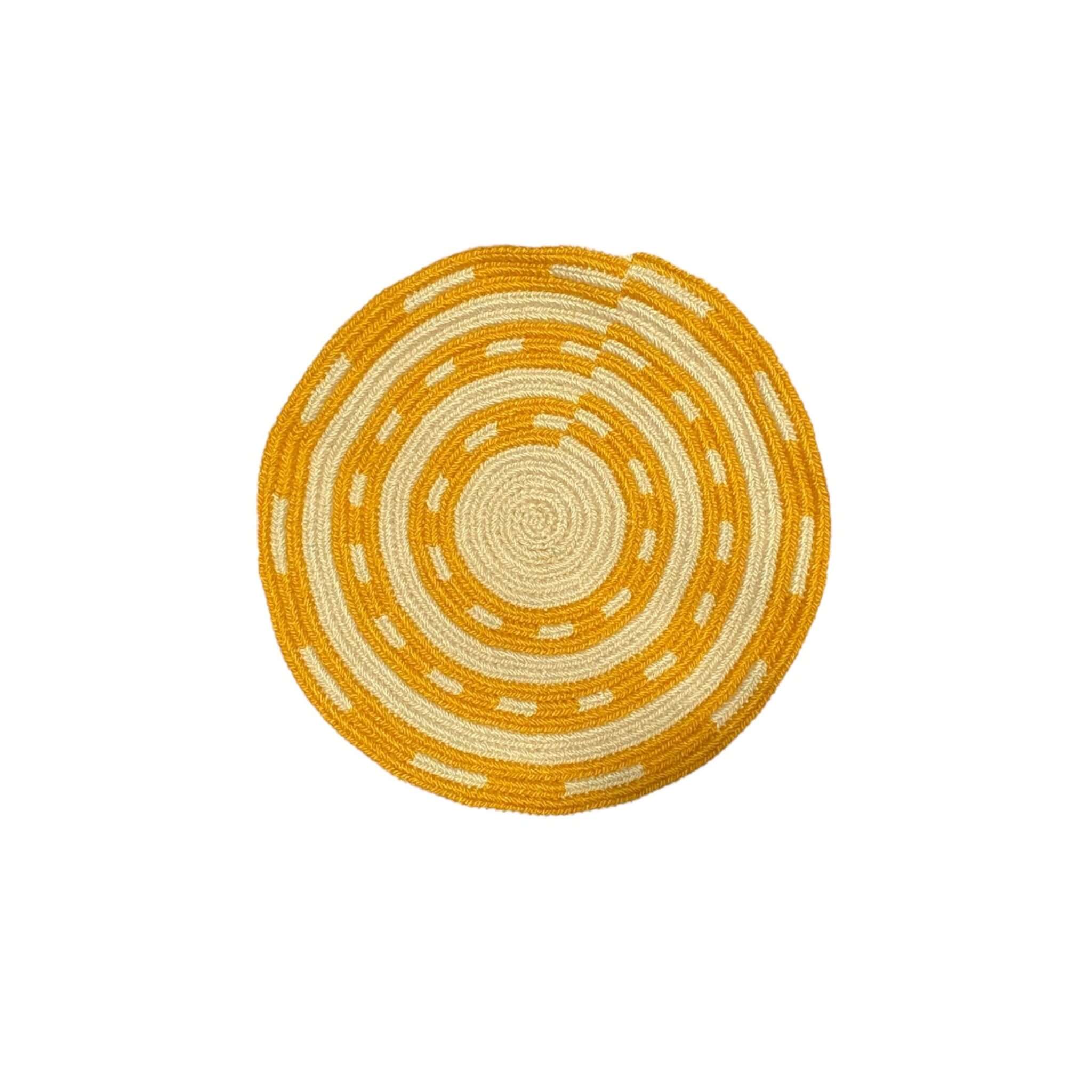 DETTAGLIO BASE con design geometrico. Cerchi concentrici nel beige e giall. Lavorata artigianalmente in Colombia. Borsa Wayuu Salvador