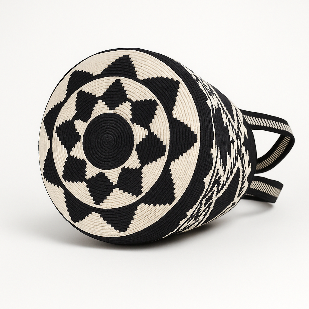 Vista dal basso della maxi tote Nia – Volver Bags con motivo geometrico circolare Wayuu a stella in bianco e nero