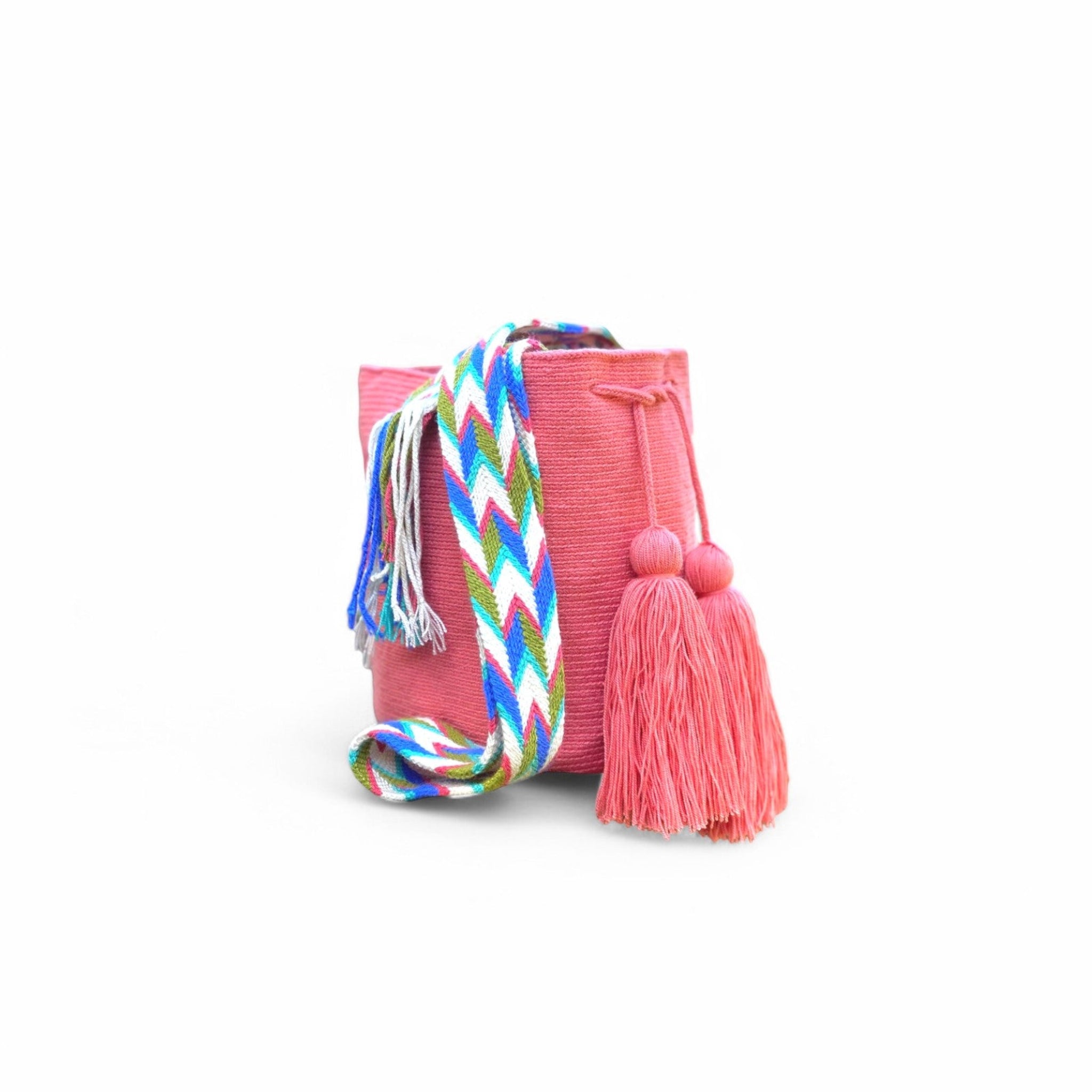 Mochila Wayùu Rosalba, borsa secchiello uncinetto artigianale in cotone con tracolla tradizionali, realizzata a mano da artigiane colombiane. Rosa, pesca, salmone