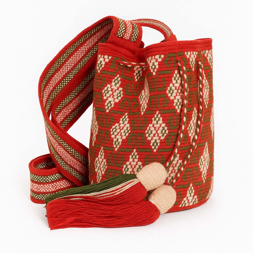 Borsa Wayuu rossa intrecciata a mano all'uncinetto con motivi verdi e rosa chiaro Borsa colombiana che esalta la tradizione e la cura artigianale in ogni dettaglio. Volver Bags