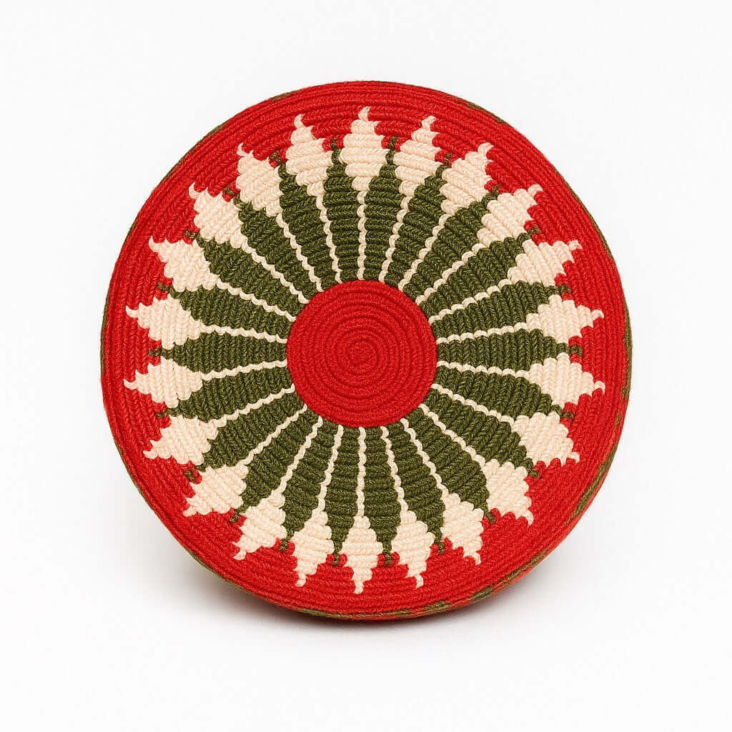 Base della Mochila Wayuu impreziosita da intricato disegno tradizionale a raggiera con forme geometriche. Rosso, rosa chiaro e verde militare. Volver Bags