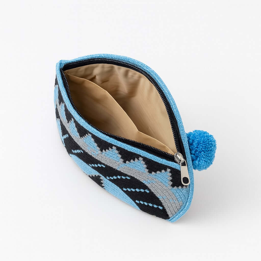 Borsa a mano Wayuu semicircolare fatta all’uncinetto in Colombia, colori freddi e chiusura zip – Volver Bags