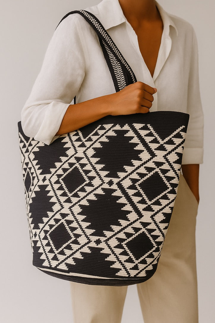 Borsa grande fatta a mano Nia, motivo geometrico black & white – Volver Bags