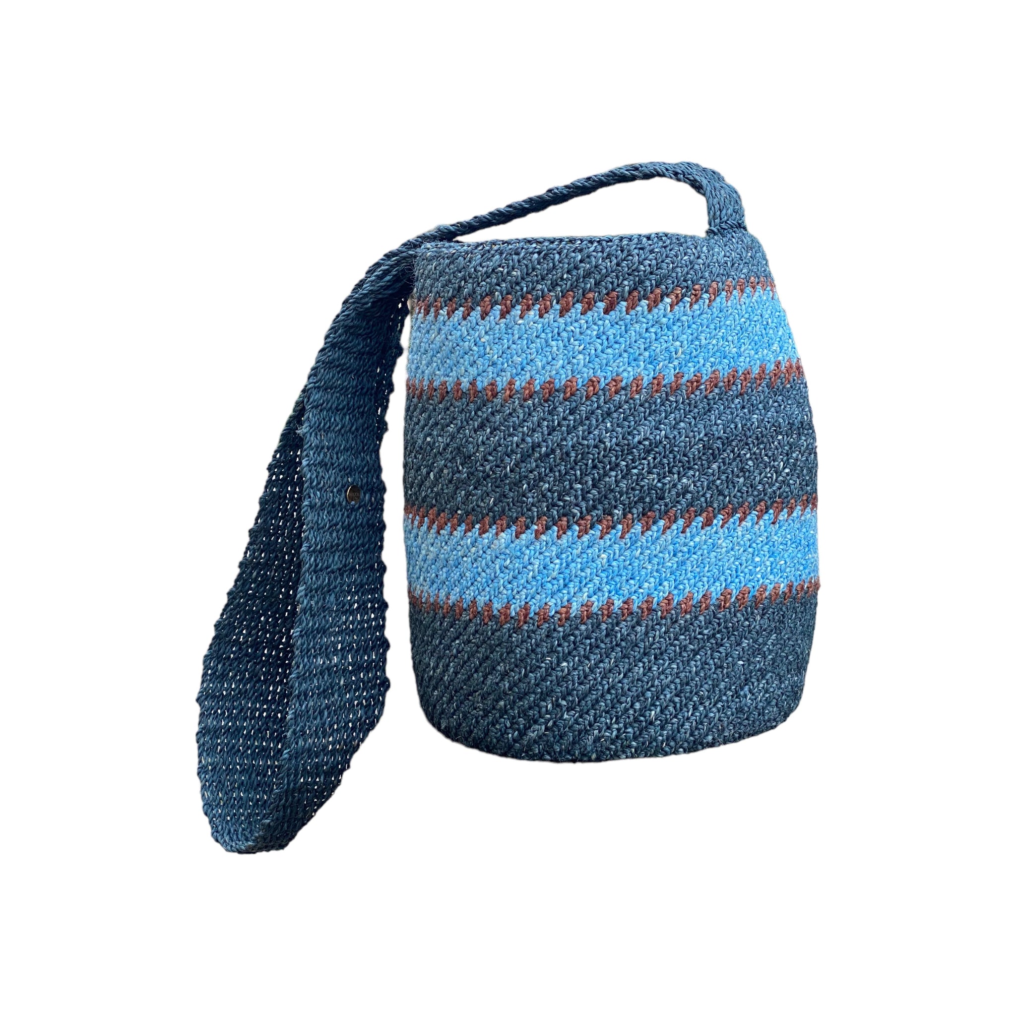 Borsa secchiello rigida in fibra di palma Chambira, intrecciata a mano dalle comunità Murui Huitoto dell’Amazzonia colombiana. Blu, azzurro e marrone