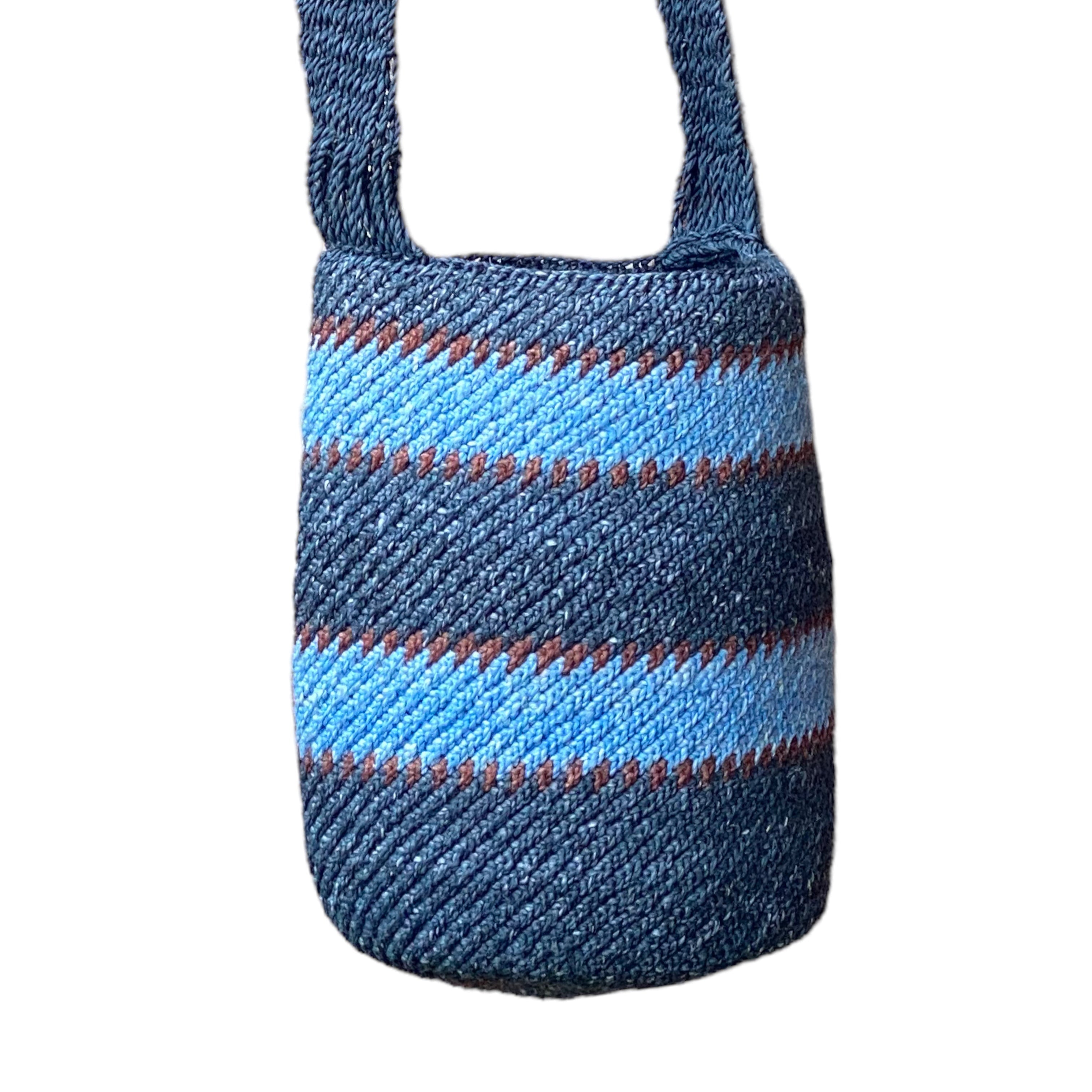 Borsa secchiello rigida in fibra di palma Chambira, intrecciata a mano dalle comunità Murui Huitoto dell’Amazzonia colombiana. Blu, azzurro e marrone