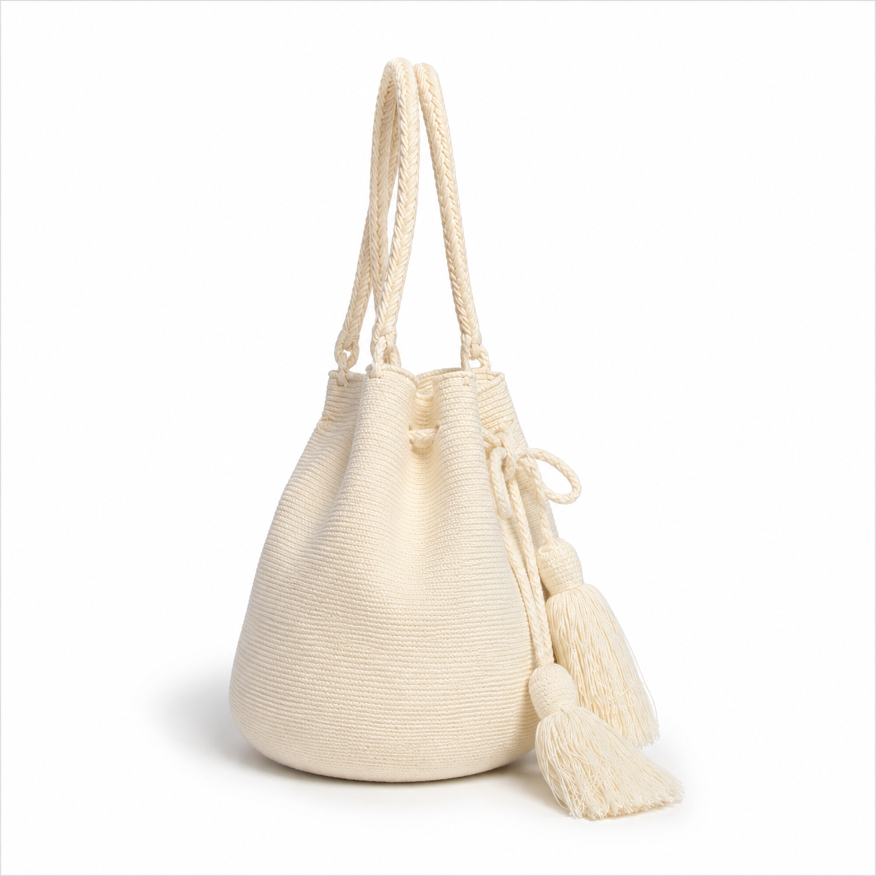 Mochila Classic Macy bianca artigianale Wayuu con doppi manici intrecciati Volver Bags. vista laterale