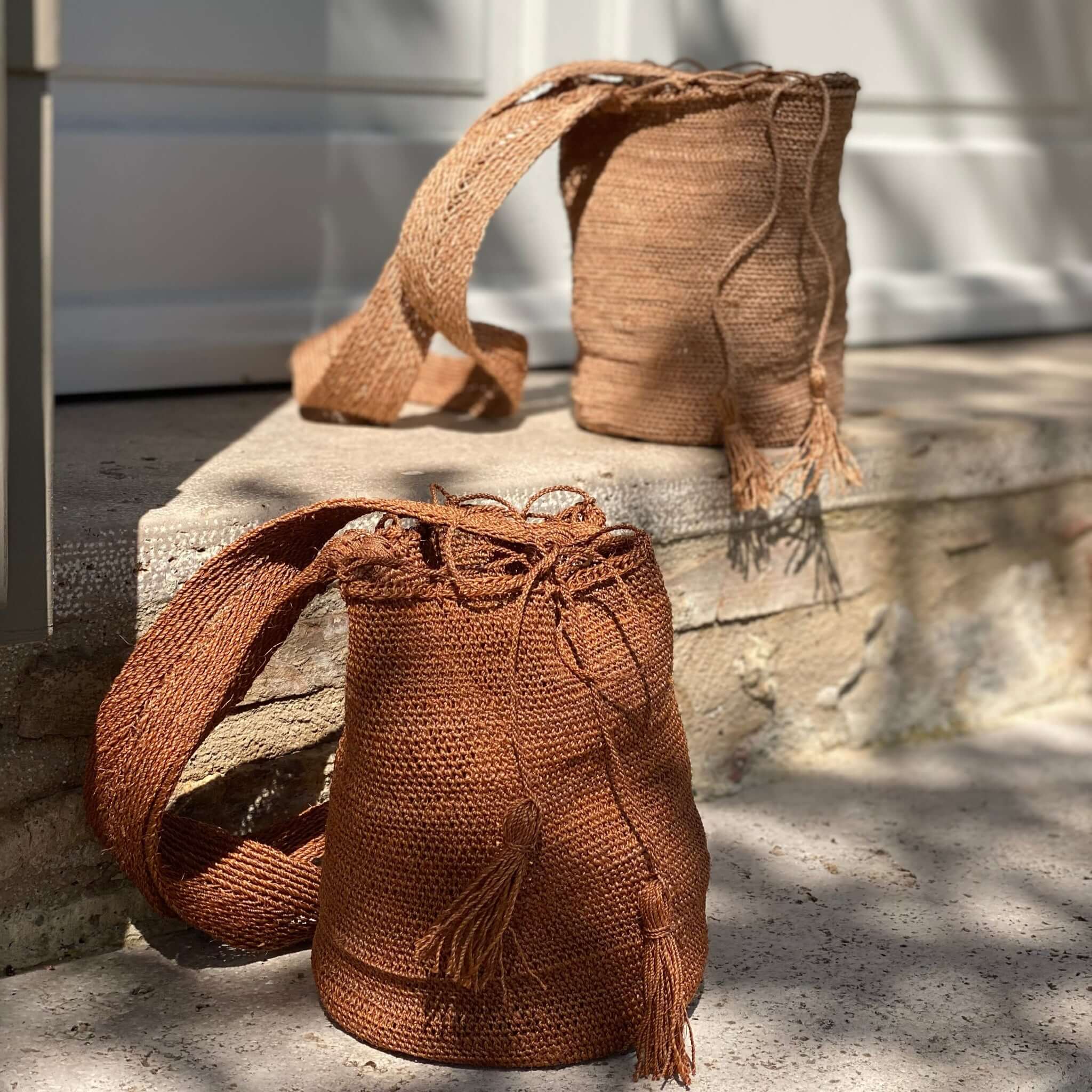 FIBI Bag nelle tonalità neutre del beige e marrone , lavorate artigianalmente nella Sierra Nevada