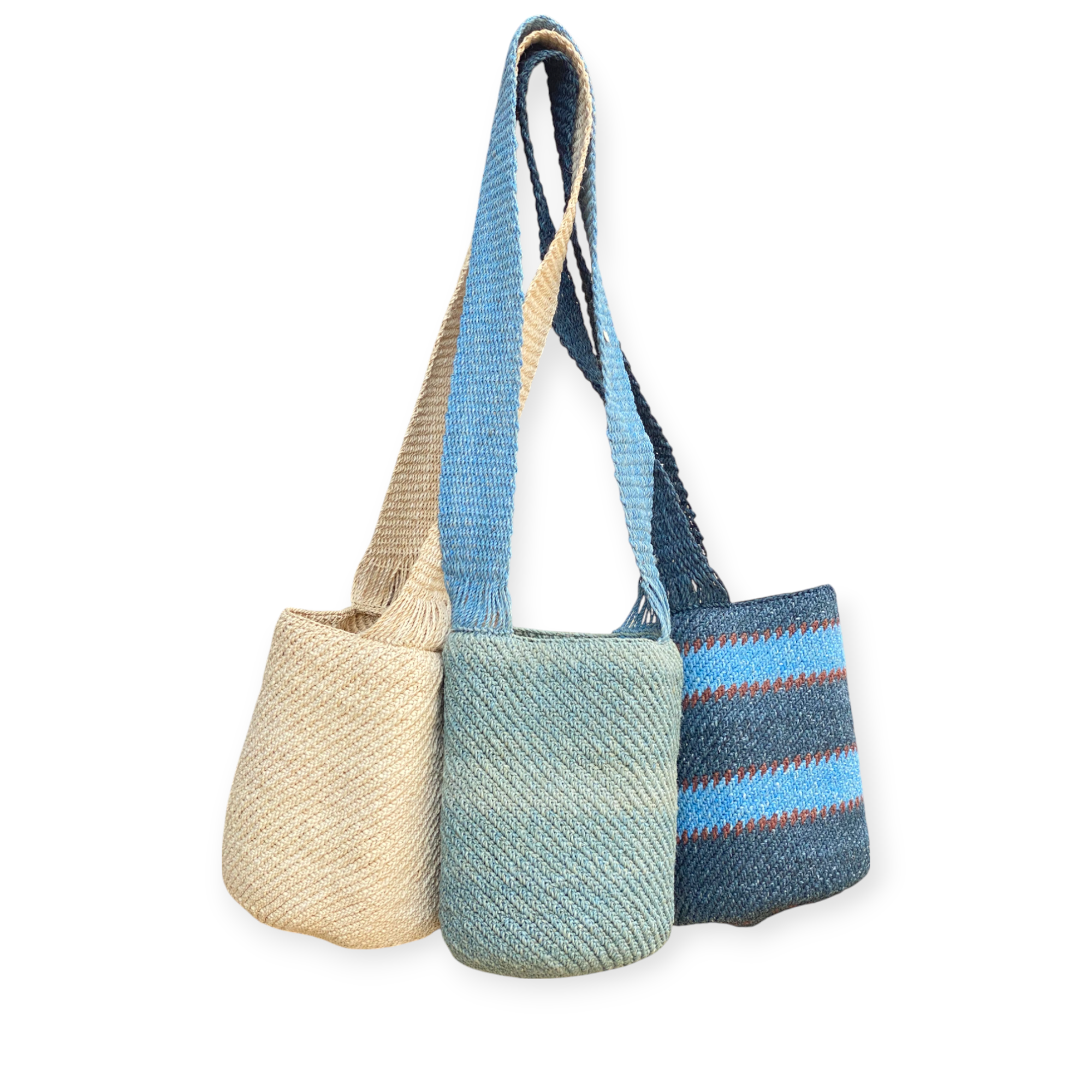 Borsa secchiello rigida in fibra di palma Chambira, intrecciata a mano dalle comunità Murui Huitoto dell’Amazzonia colombiana. Blu, azzurro e marrone