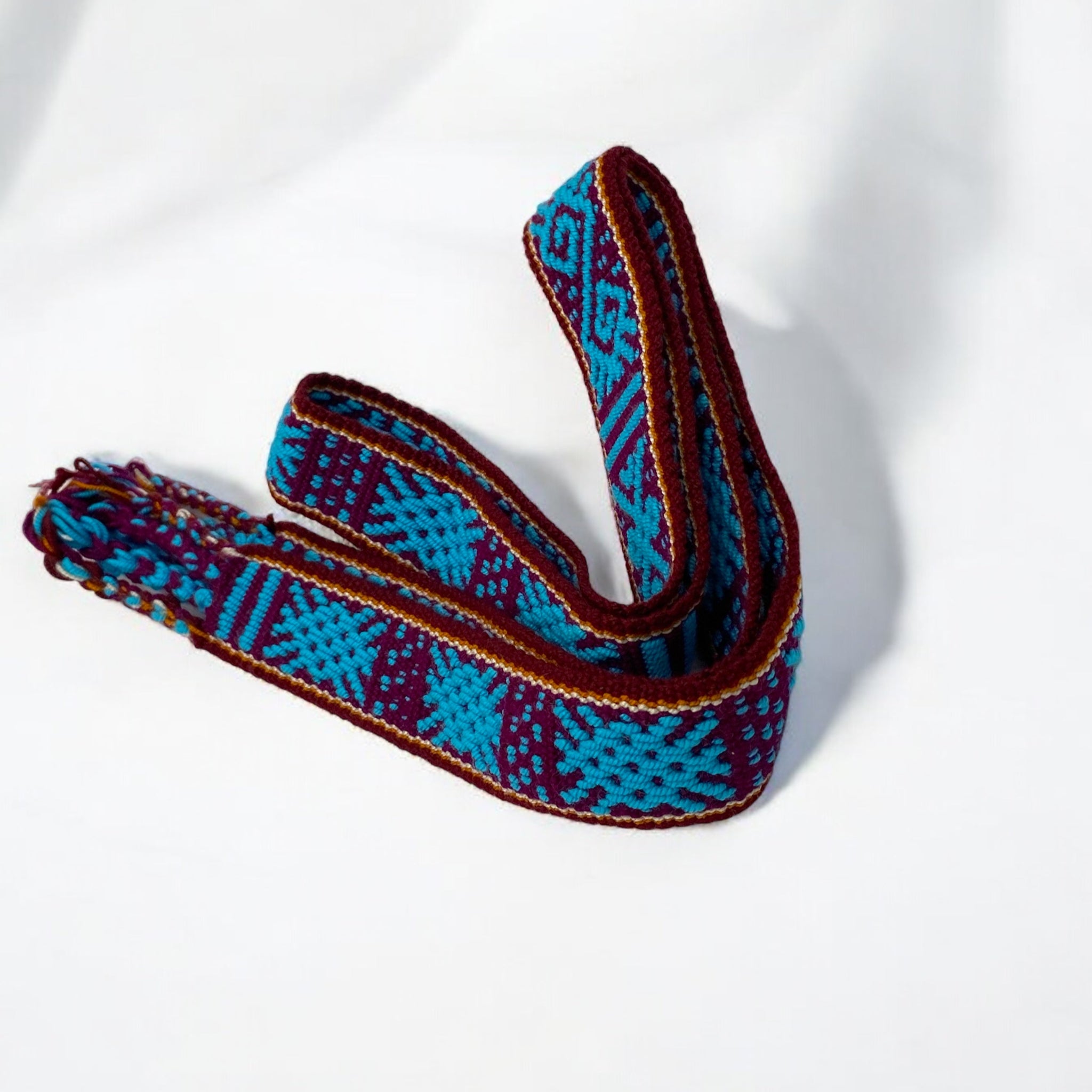 Cintura artigianale Kamëntsá sottile in porpora vinaccia e turchese intrecciata a mano – Volver Bags