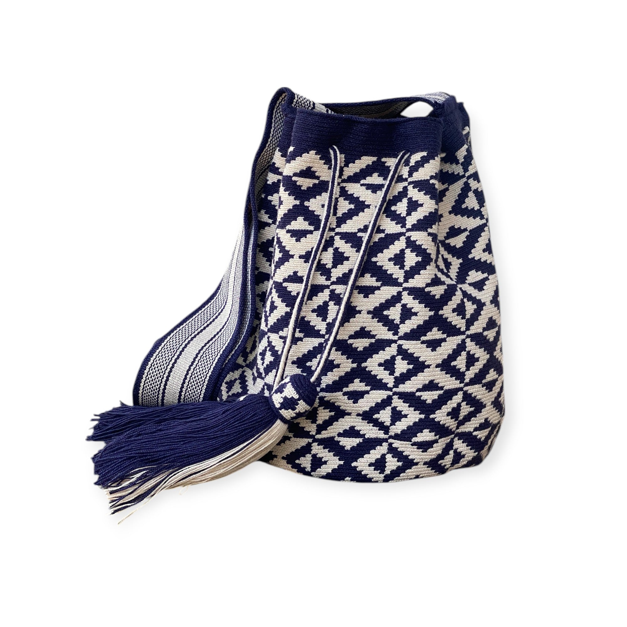 Borsa Wayuu artigianale grande bianca con motivi geometrici blu realizzata all’uncinetto.