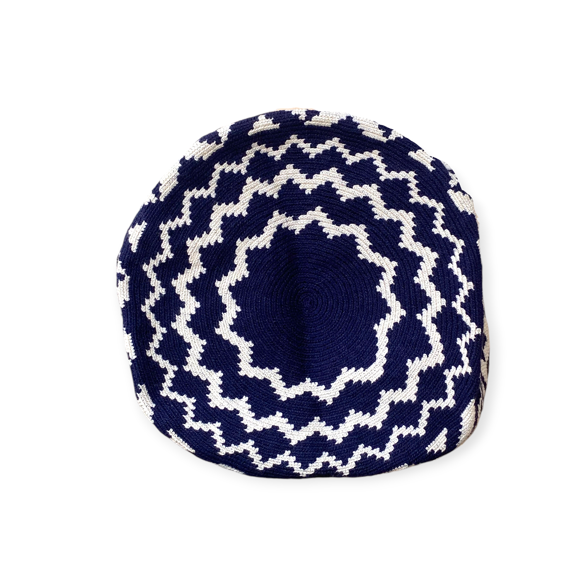 Base della mochila Wayuu artigianale grande bianca con motivi geometrici blu realizzata all’uncinetto.