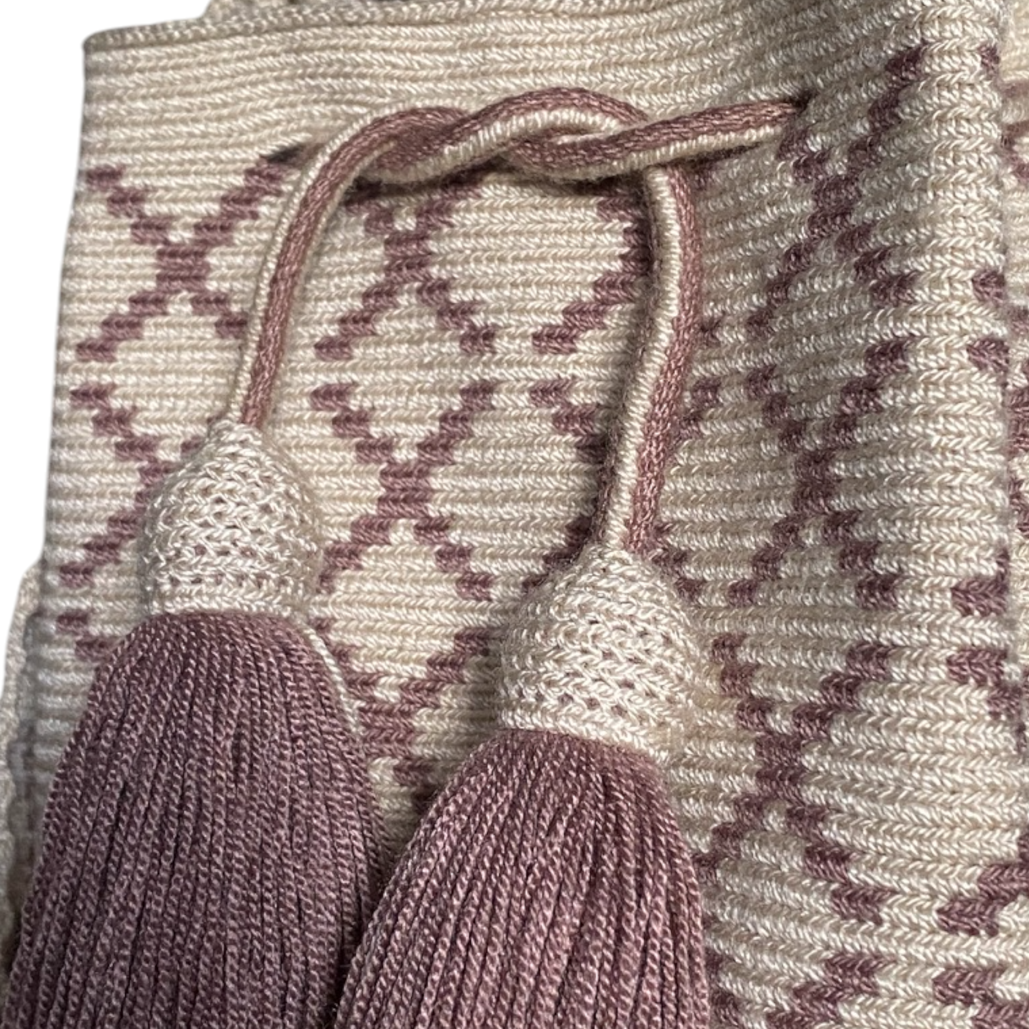 Dettaglio della Mochila Piccola Nivea - Borsa etnica Wayuu dal design classico, elegante e realizzata interamente a mano.