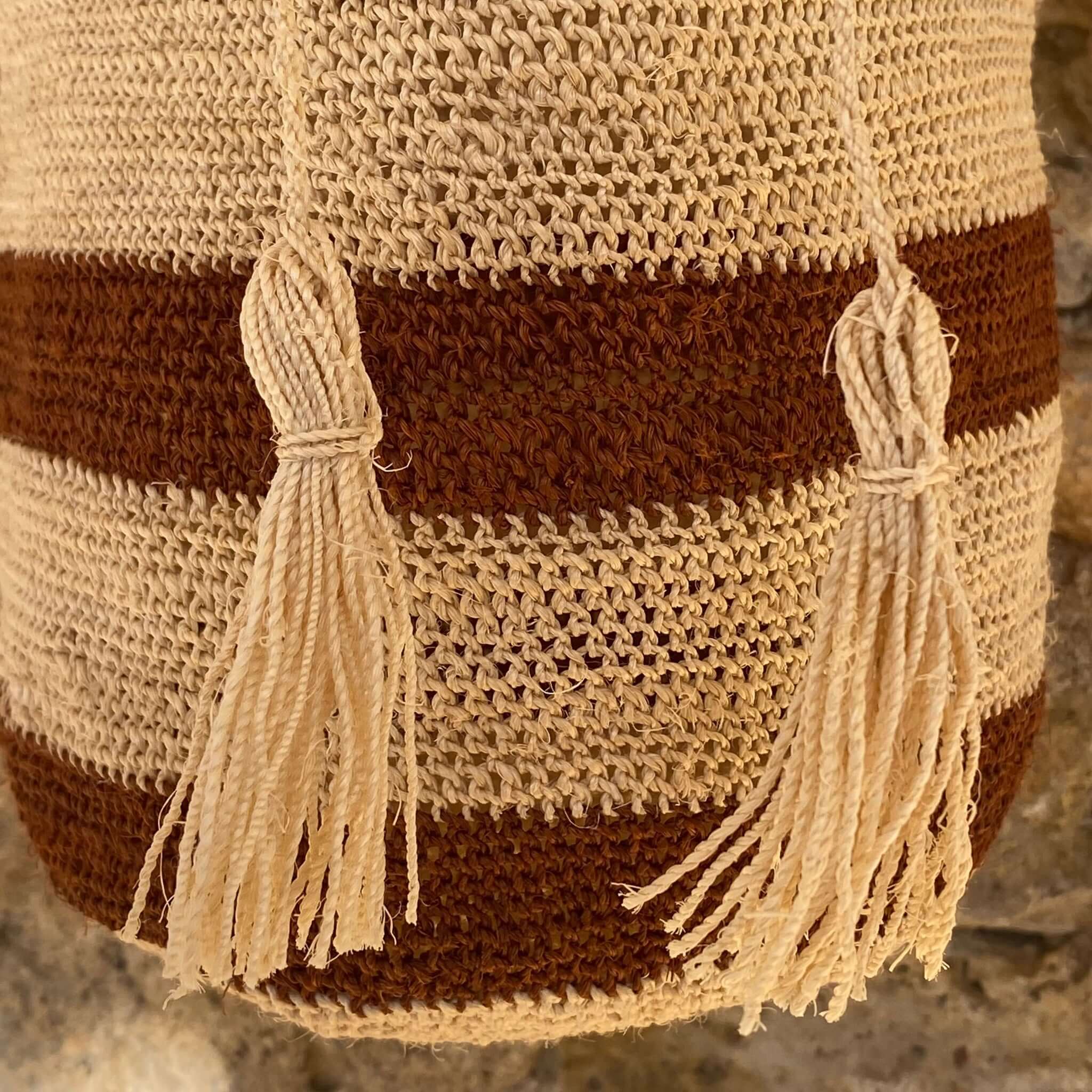 Dettaglio delle neppine e macro sulla lavorazione della borsa, tessuto materico in agave intrecciato a mano ,nelle tonalità del crema e del marrone