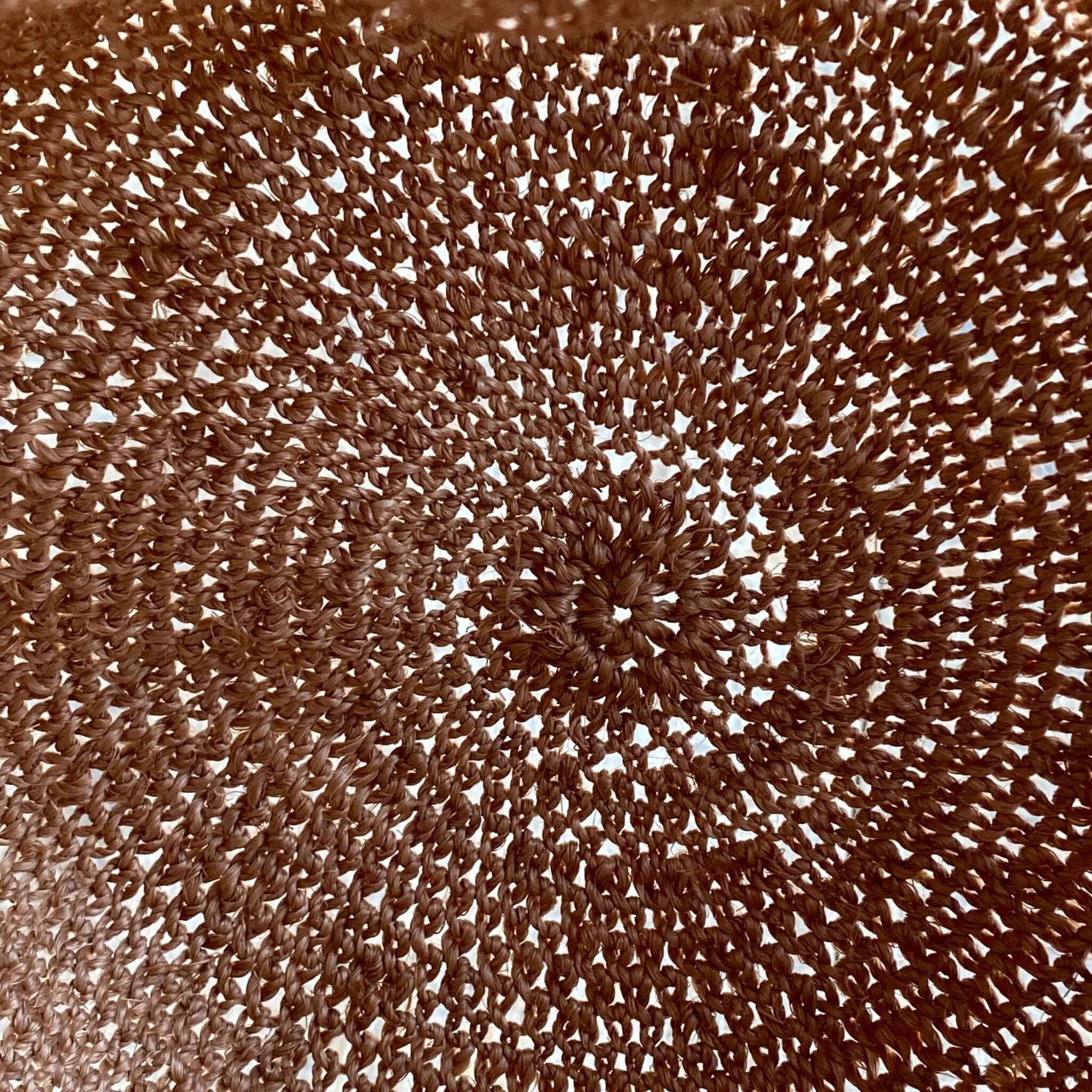 dettaglio della base della borsa artigianale in agave intrecciata a mano kankuamo