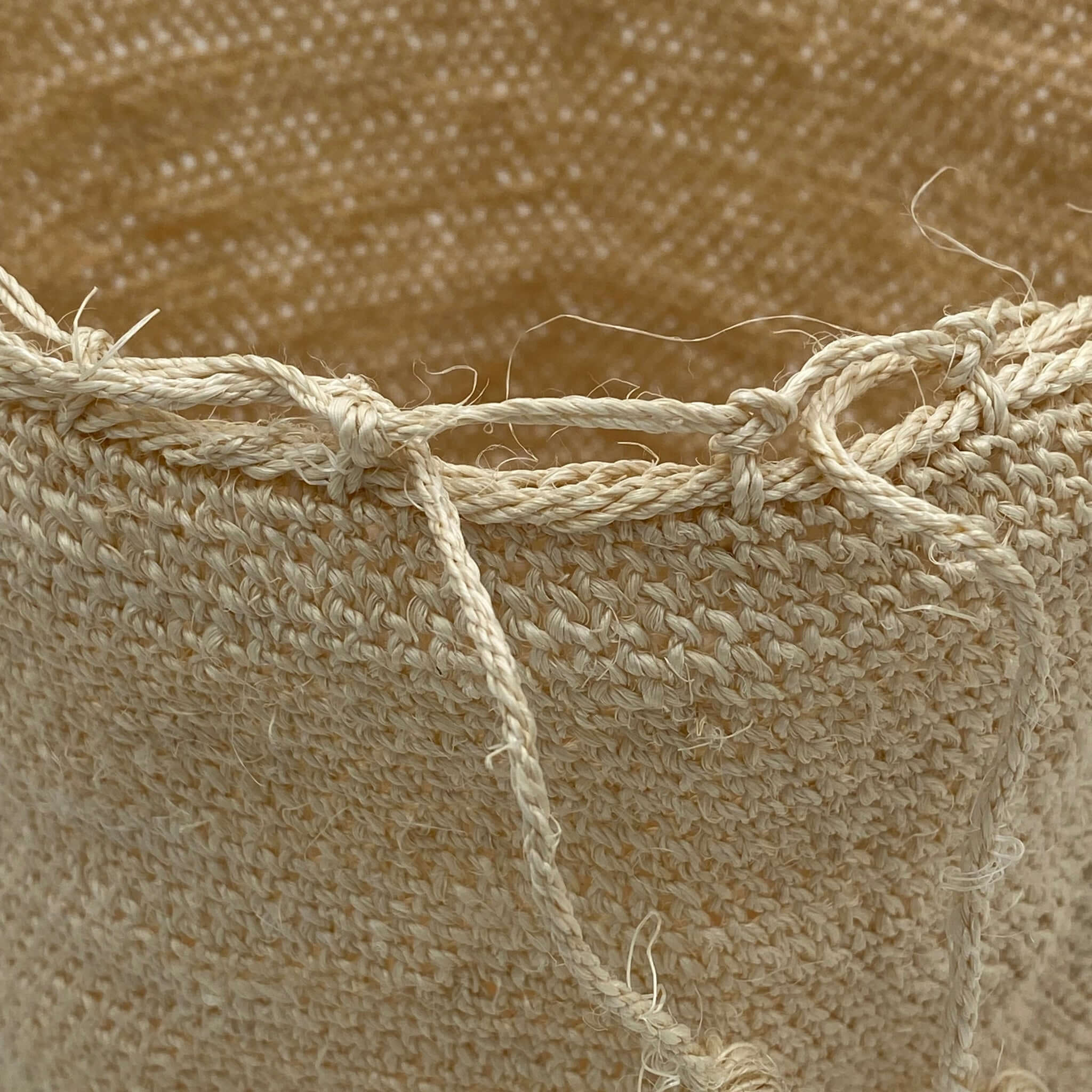 dettaglio della borsa all'uncinetto in fibra naturale intrecciata a mano in colombia, indigeni Kankuamo