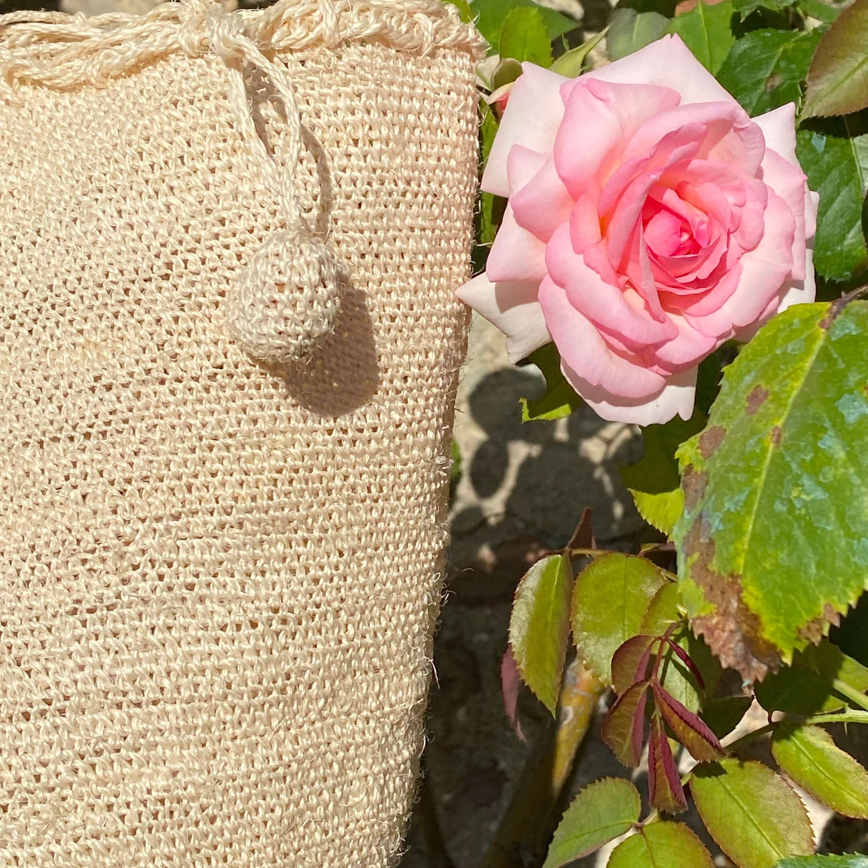 Dettaglio macro FIBI Bag Avorio S – nappine artigianali e trama intrecciata in fibra naturale di fique, lavorazione a mano