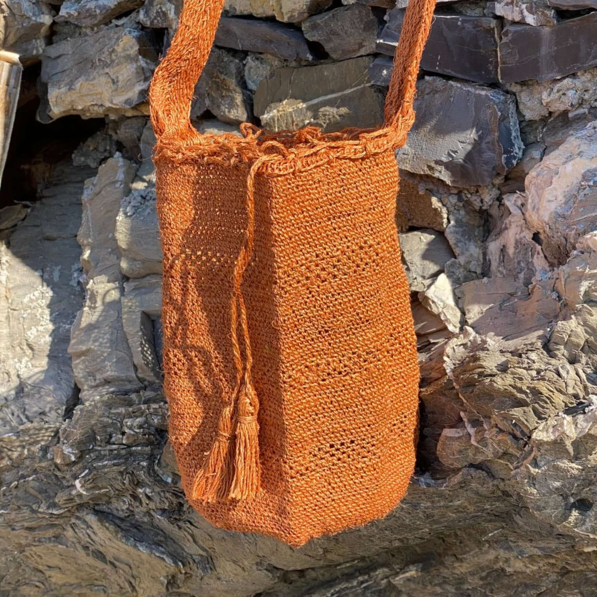 Borsa FIBI color tabacco in fibra di fique intrecciata a mano, ispirata alla natura