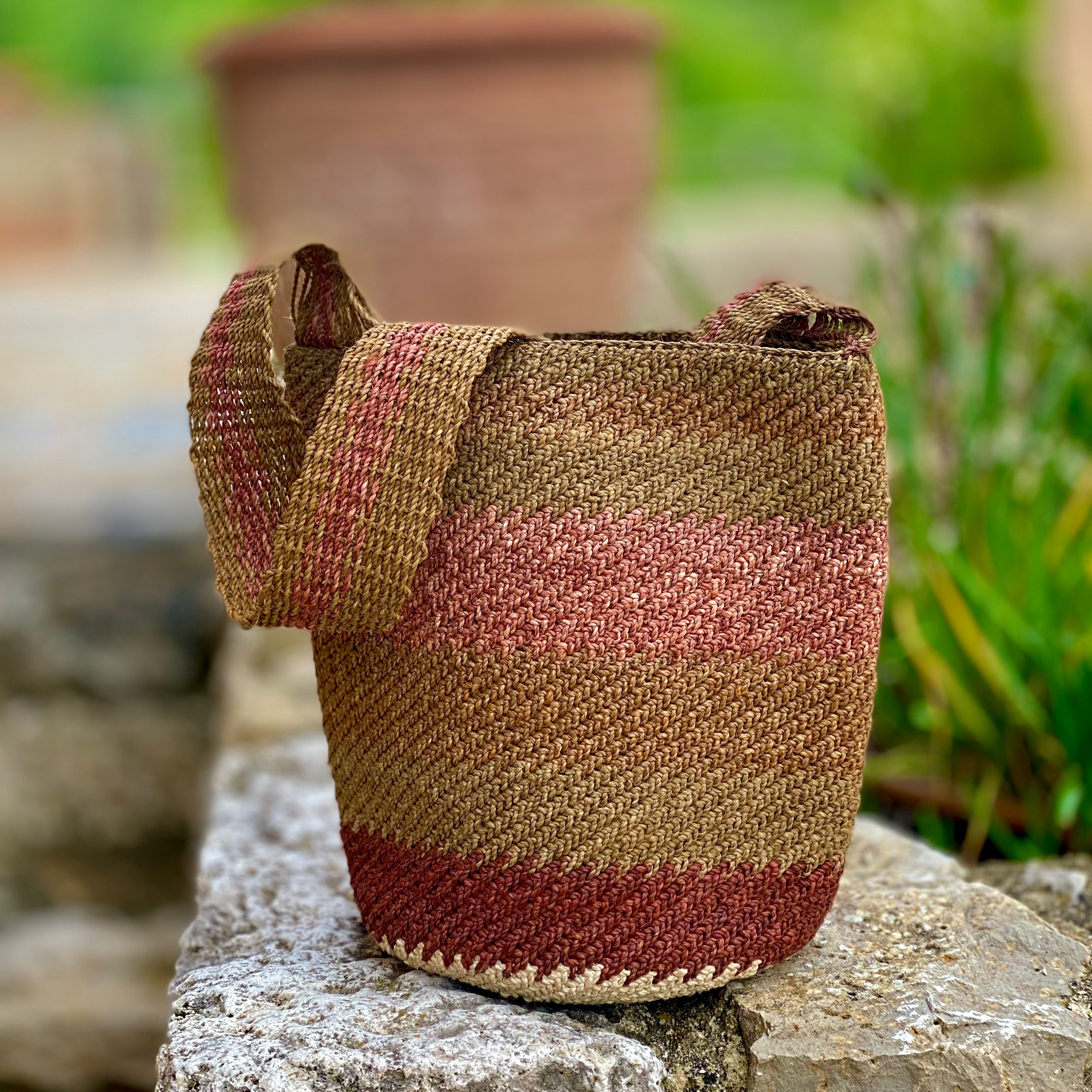 Leticia Bag fotografata in ambientazione naturale, sfondo rustico