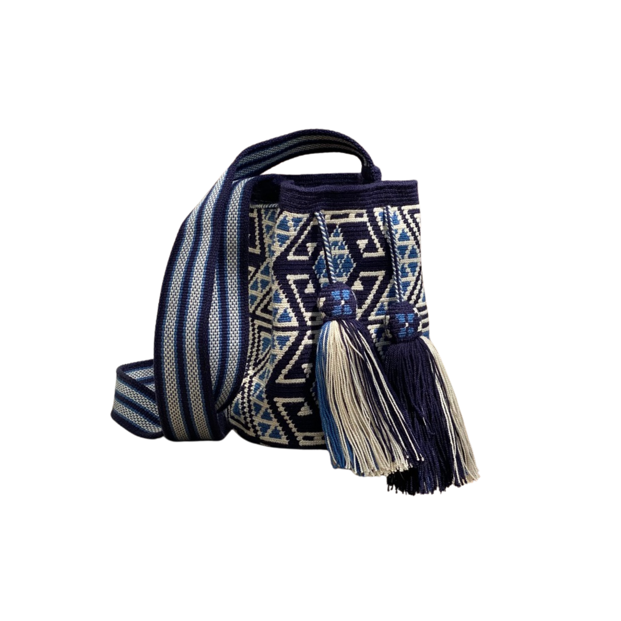 Borsa Wayuu blu e avorio fatta a mano, con motivi geometrici e nappine, fotografata su sfondo bianco per evidenziarne forma e texture.