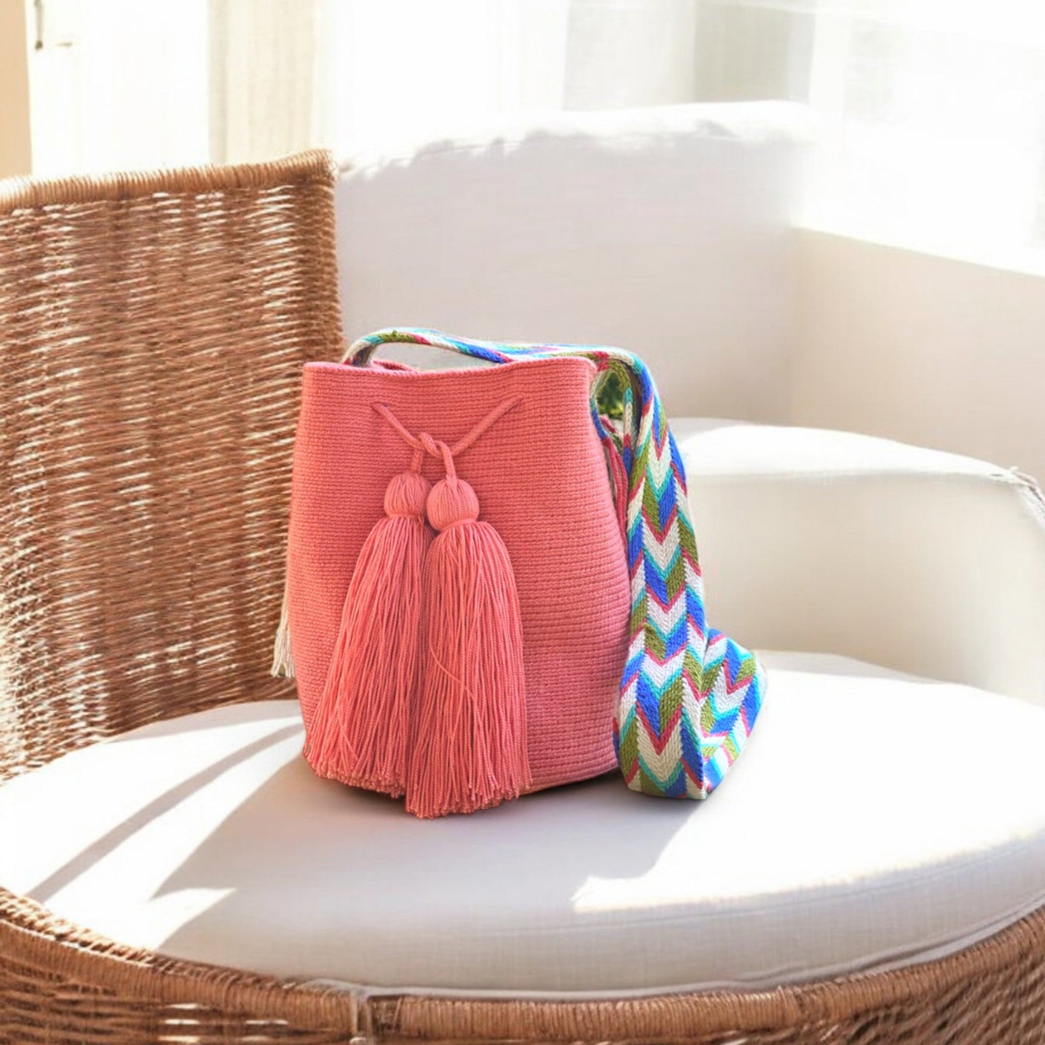 Mochila Wayùu Rosalba, borsa secchiello uncinetto artigianale in cotone con tracolla tradizionali, realizzata a mano da artigiane colombiane. Rosa, pesca, salmone