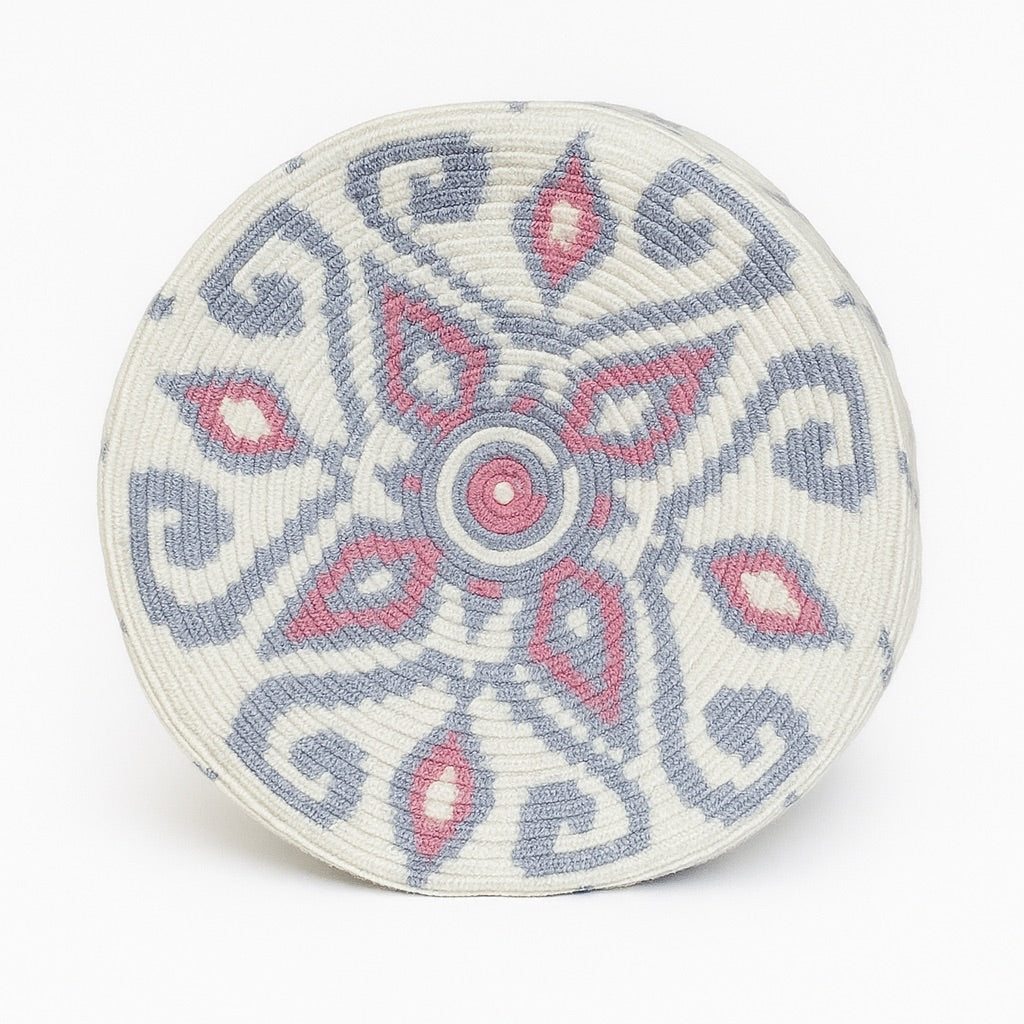 dettaglio fondo borsa etnica fatta a mano con motivo romboidale rosa e panna