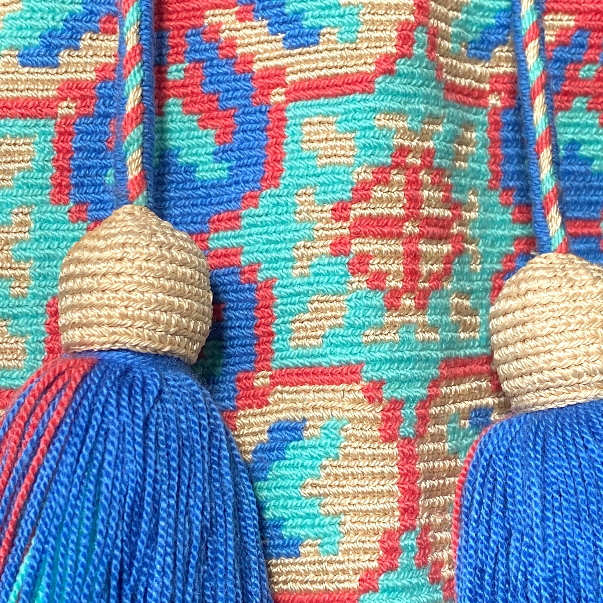 Dettaglio nappe Ipanema Mochila - Motivo floreale intrecciato a uncinetto simbolo della cultura Wayuu