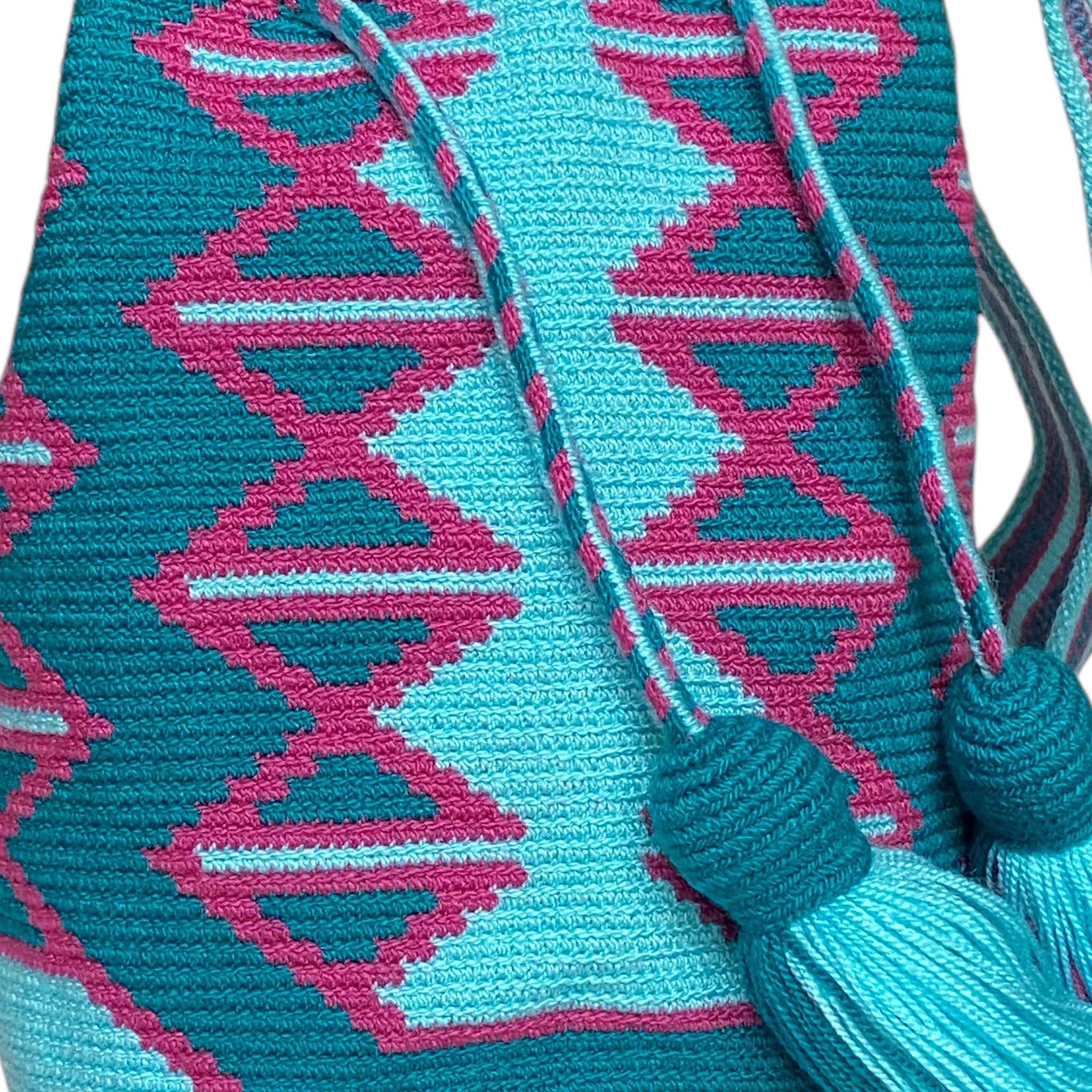 Dettaglio della Mochila Lopez - motivi tradizionali triangoli e forme geometriche. artigianale in toni turchese, ottanio e rosa