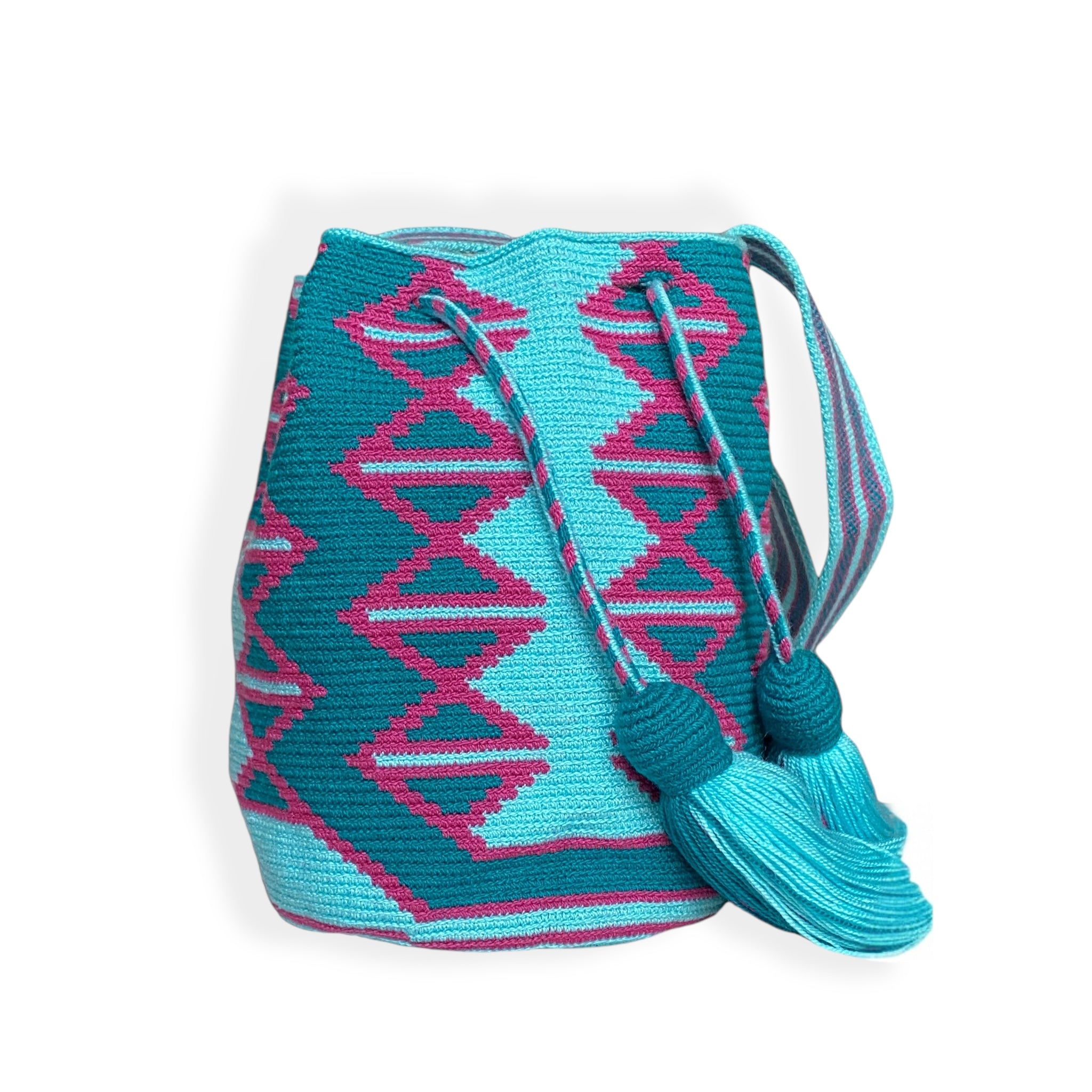 Borsa Wayuu artigianale turchese con motivo zig-zag ottanio e fucsia, realizzata all’uncinetto a mano