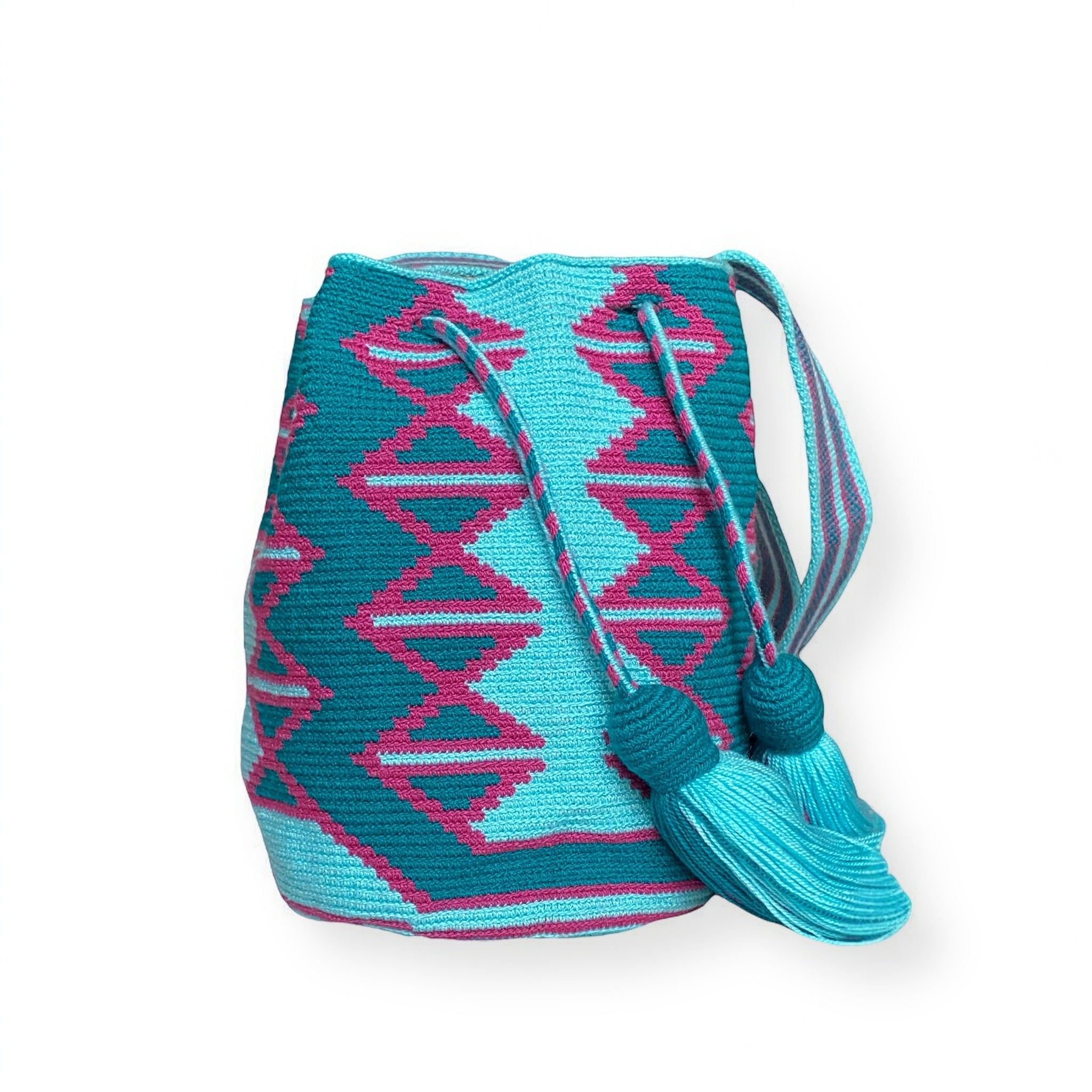 Primo piano del motivo geometrico ispirato ai simboli ancestrali Wayuu sulla borsa Lopez.