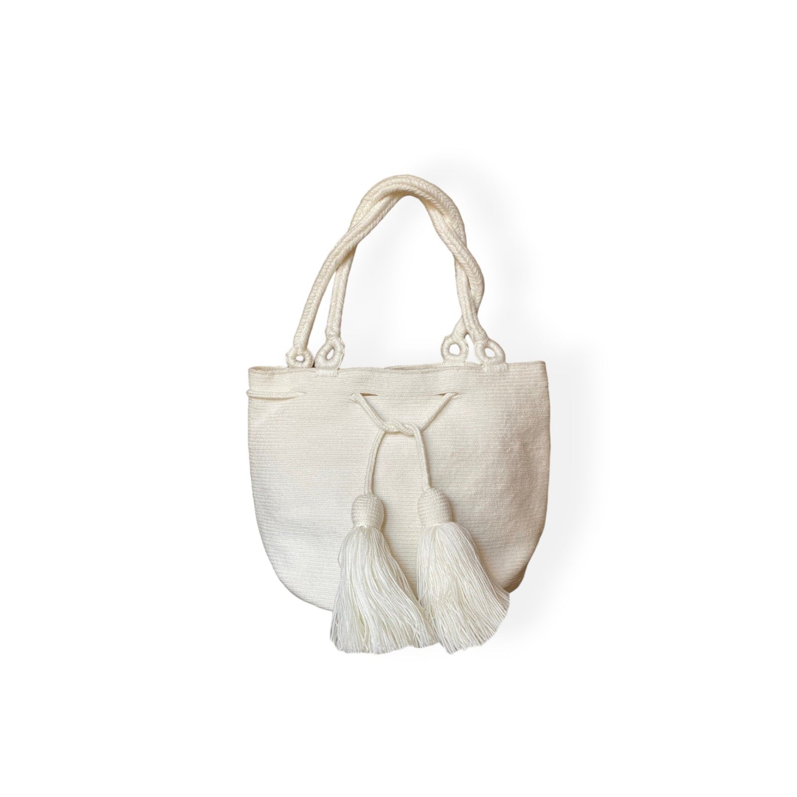 Esclusiva Mochila Wayuu bianca, realizzata a mano all’uncinetto in Colombia. Con manici intrecciati e stile elegante, è perfetta per look boho e casual.