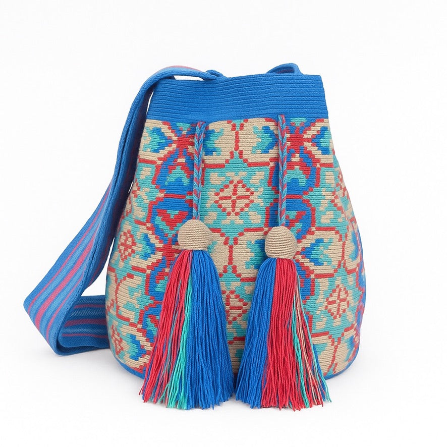 Borsa colombiana artigianale azzurra con disegni floreali e geometrici nei toni rosa e champagne, uncinetto filo singolo