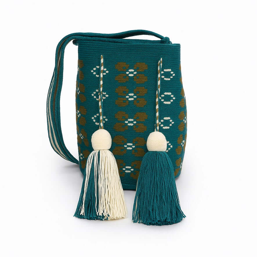 Mochila Wayuu artigianale verde con disegni floreali senape