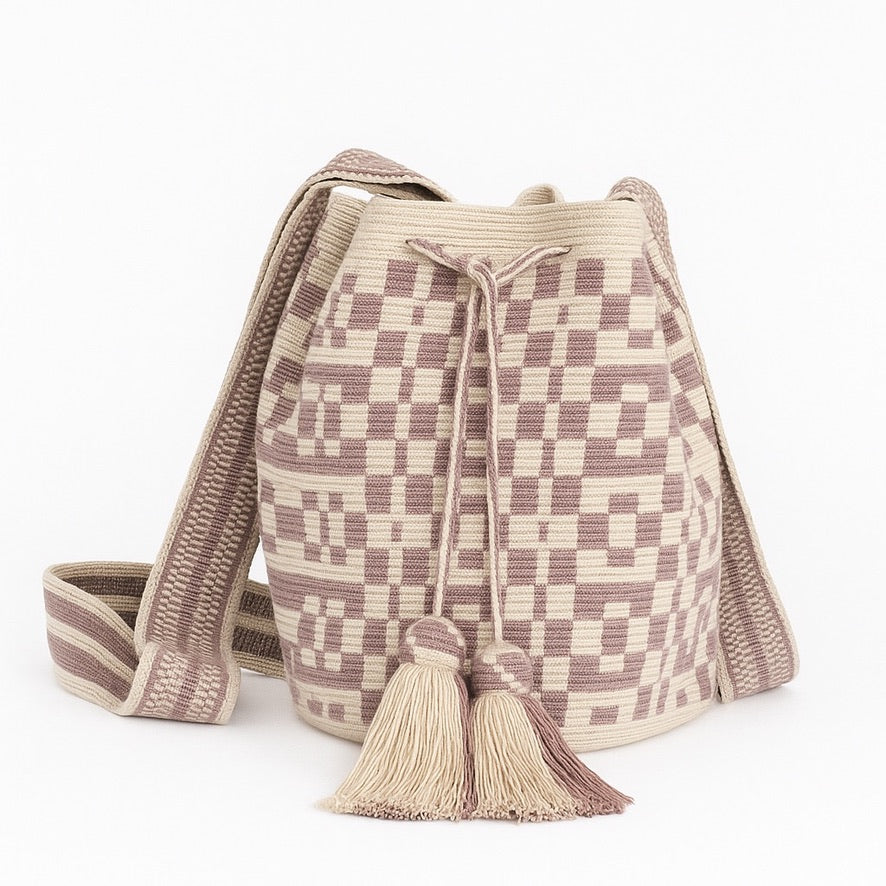 Borsa artigianale grande con tracolla intrecciata, Design con motivi geometrici e colori neutri. Ecrue e malva, rosa antico