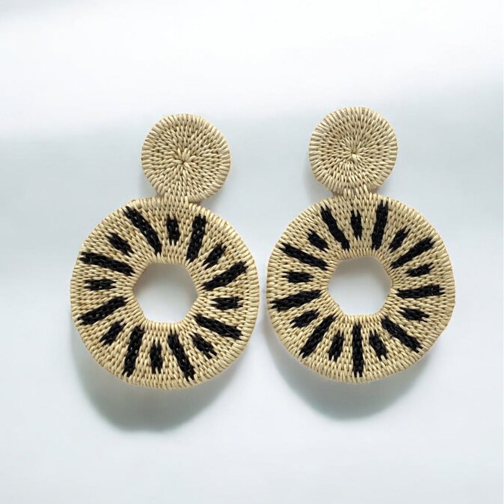 Orecchini pendenti artigianali in fibra di palma Werregue, intrecciati a mano dalle comunità indigene colombiane. Bianco e nero