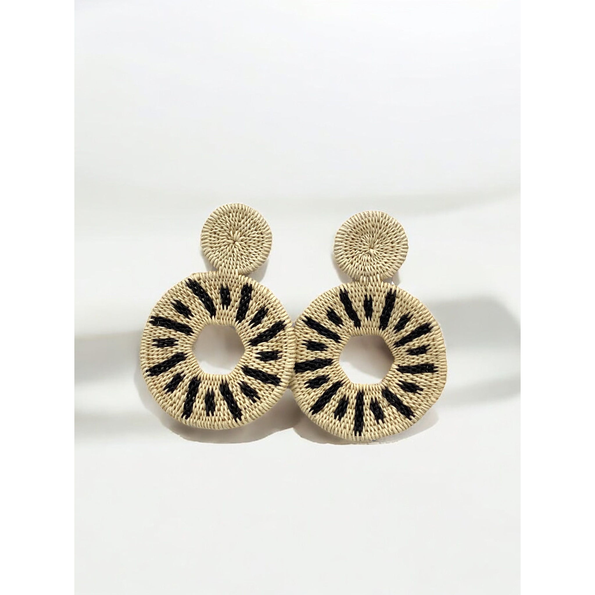 Orecchini pendenti artigianali in fibra di palma Werregue, intrecciati a mano dalle comunità indigene colombiane. Panna e nero