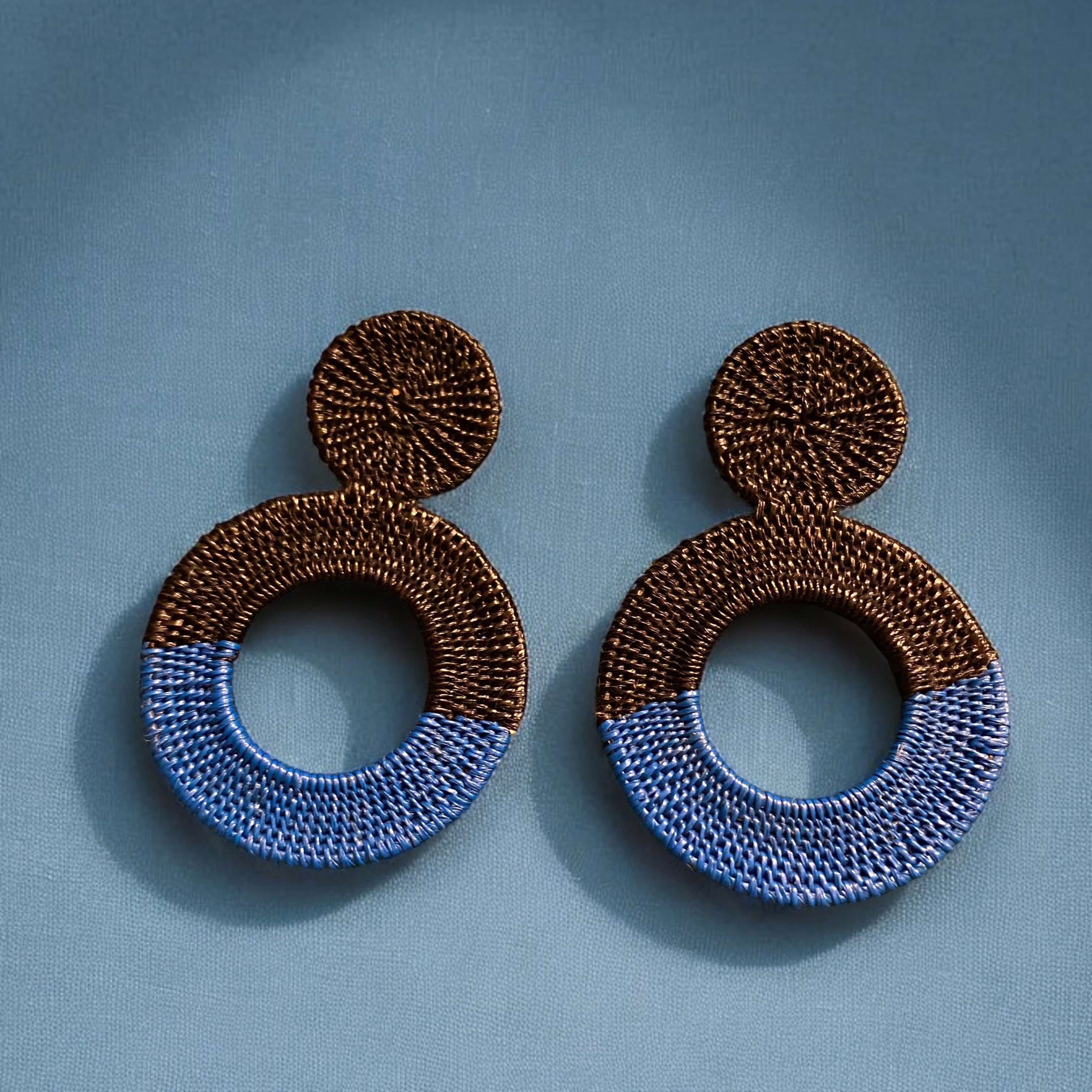 Orecchini pendenti artigianali in fibra di palma Werregue, intrecciati a mano dalle comunità indigene colombiane. Nero e azzurro