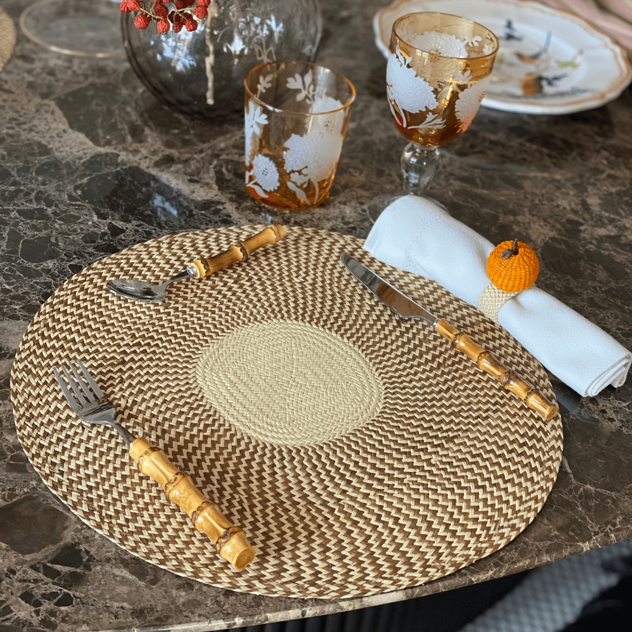 Anello portatovagliolo decorativo a forma di arancia, perfetto per una tavola colorata e naturale.