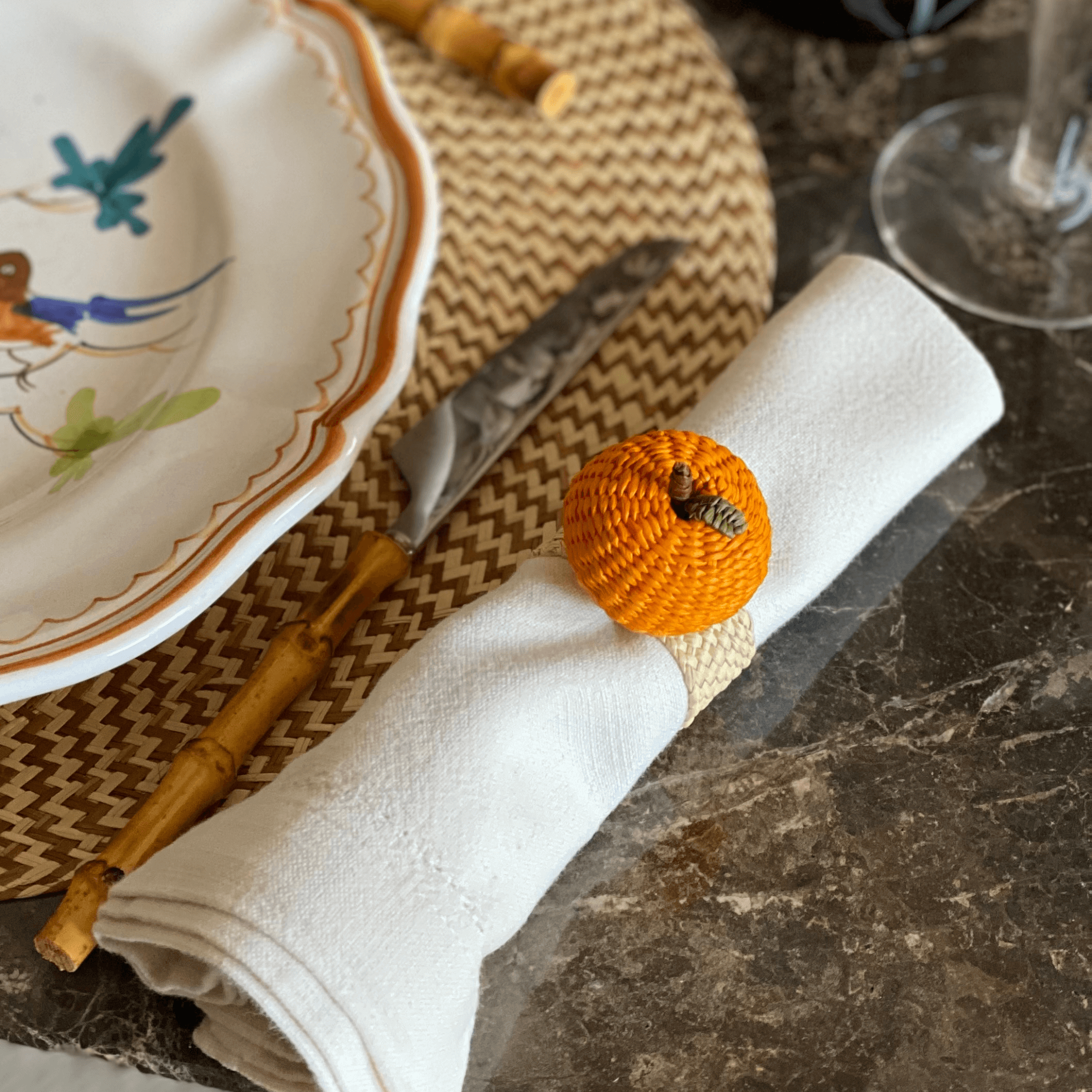 Anello portatovagliolo a forma di arancia realizzato a mano in palma Iraca.