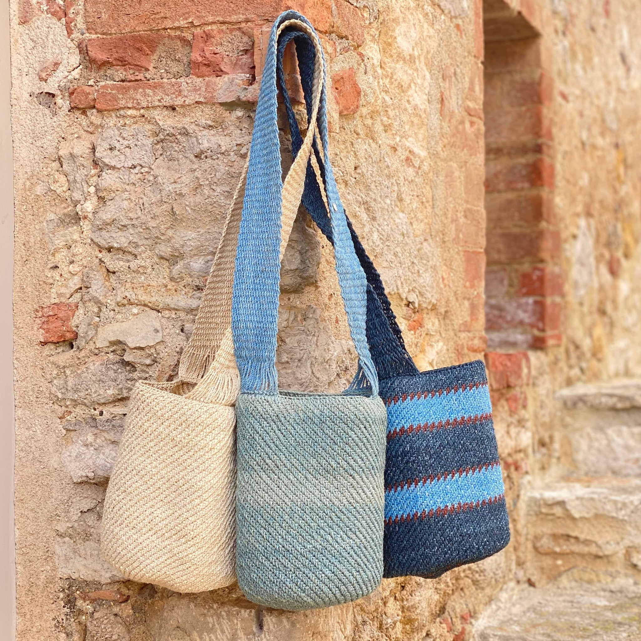 Borsa artigianale colombiana in blu color jeans, con righe azzurre e ruggine , realizzata con fibra naturale sostenibile