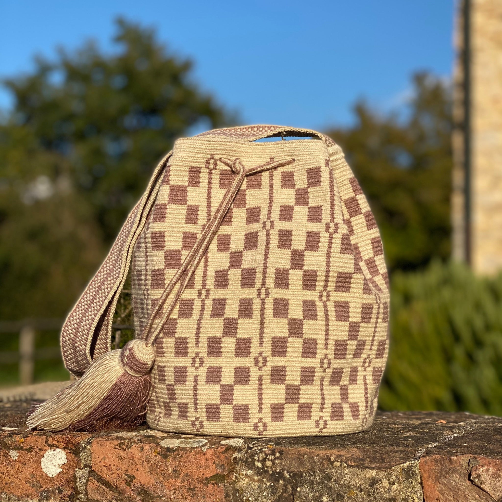 Borsa artigianale Mochila bag Gilda fatta a mano in Colombia, geometrie di quadrati che si ripetono con piccoli disegni cecru e malva – Volver Bags